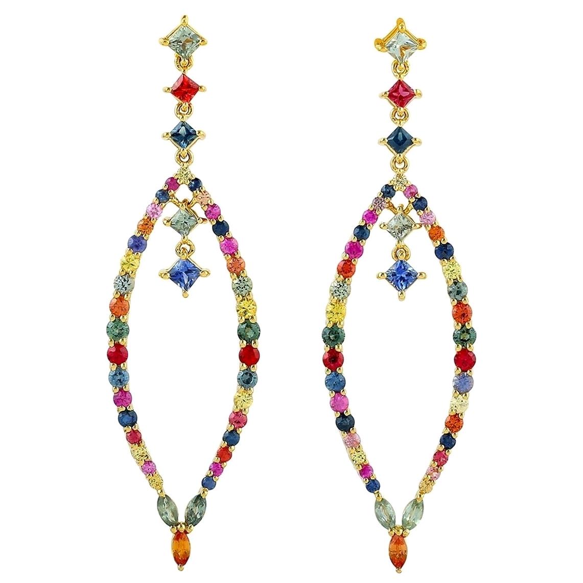 Boucles d'oreilles en or 18 carats et saphirs multicolores en vente