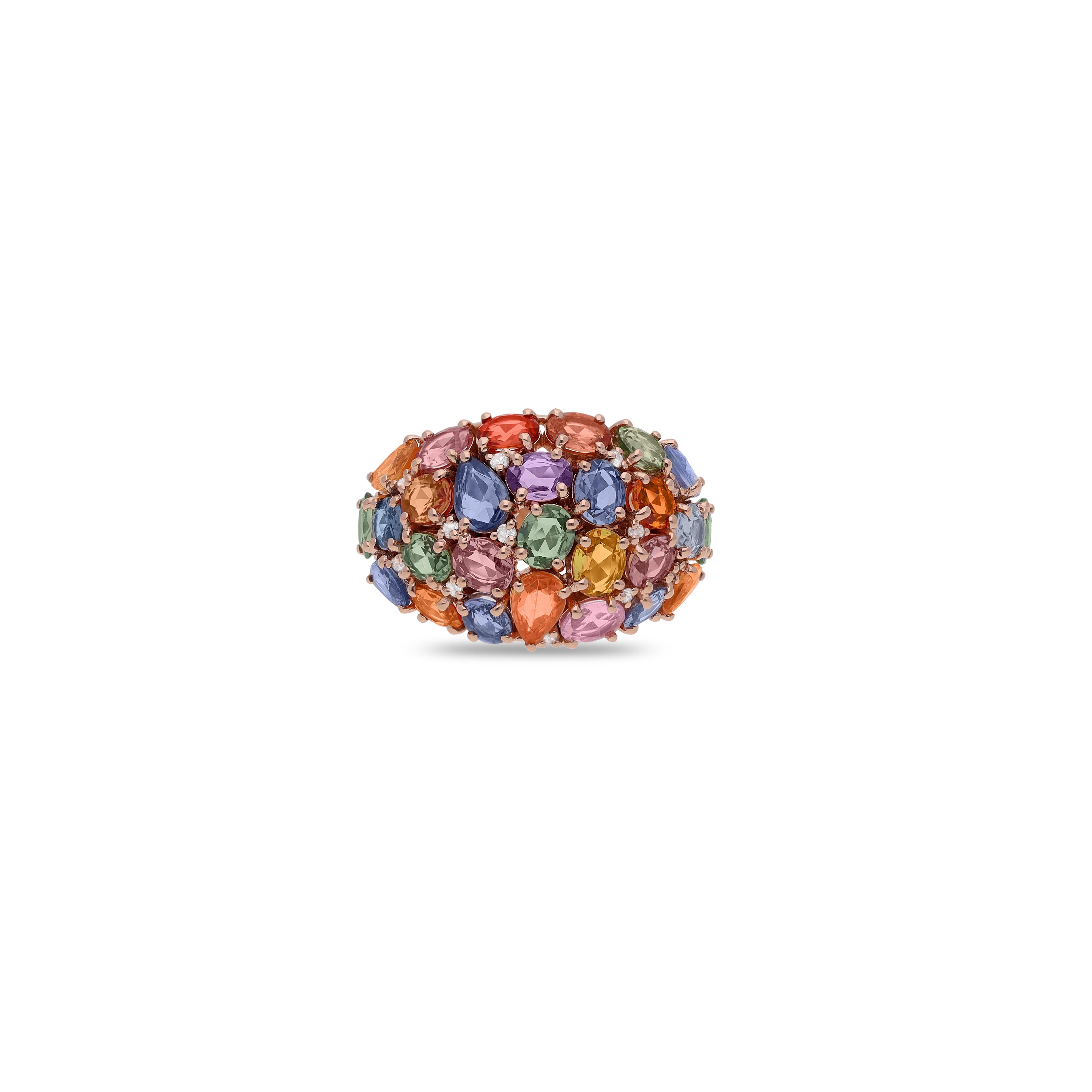 Cette magnifique bague est fabriquée en or rose 18kt, offrant une finition chaleureuse et luxueuse. Il comporte 27 saphirs multicolores d'une valeur totale de 7,86 carats, créant ainsi une image vibrante et accrocheuse. Accentuée de 12 diamants