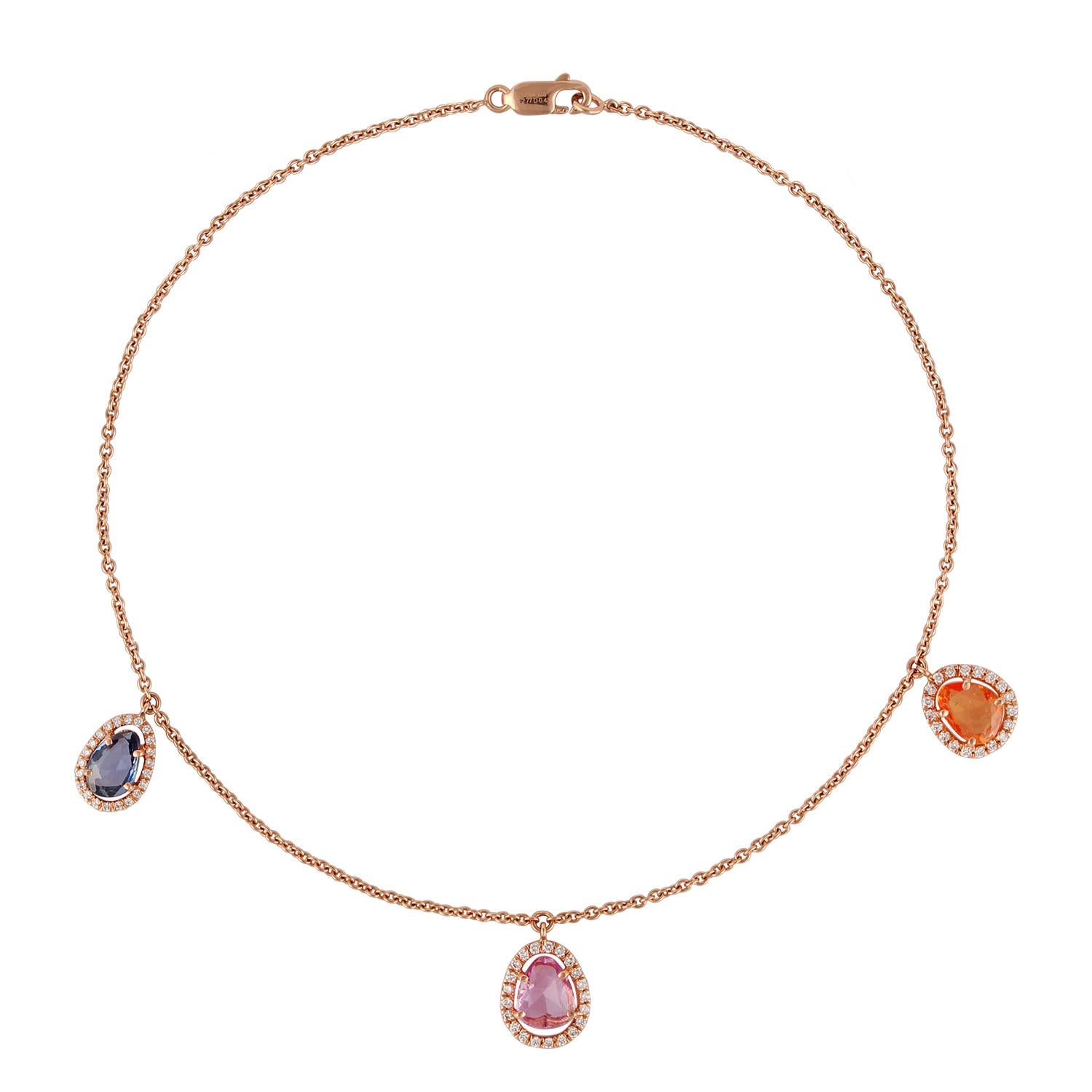 Si tratta di un'elegante collana con uno zaffiro multicolore circondato da un gruppo di diamanti di forma rotonda. Questa collana è interamente tempestata di oro rosa 18 carati. Il peso dello zaffiro multicolore è di 2,77 carati, il peso del