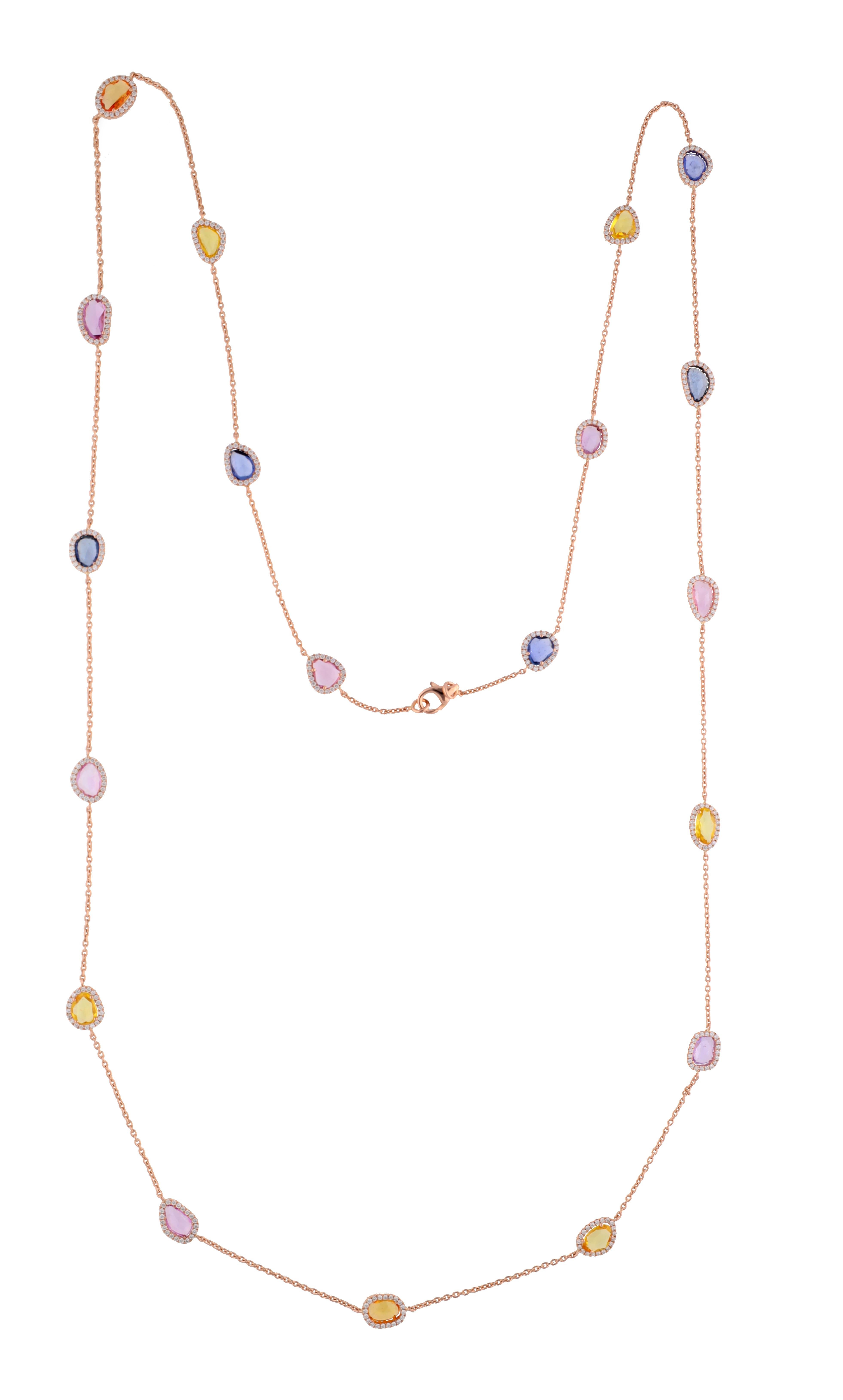 Si tratta di un'elegante collana con uno zaffiro multicolore circondato da un gruppo di diamanti di forma rotonda. Questa collana è interamente tempestata di oro rosa 18 carati. Il peso dello zaffiro multicolore è di 11,45 carati, il peso del