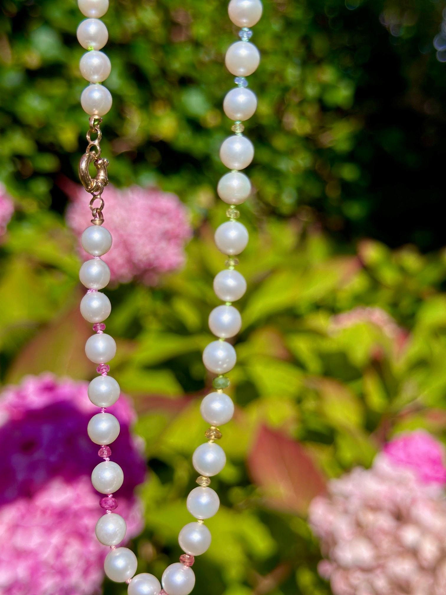 Moderne RAINBOW Collier de perles blanches et de tourmalines en or massif 14 carats en vente