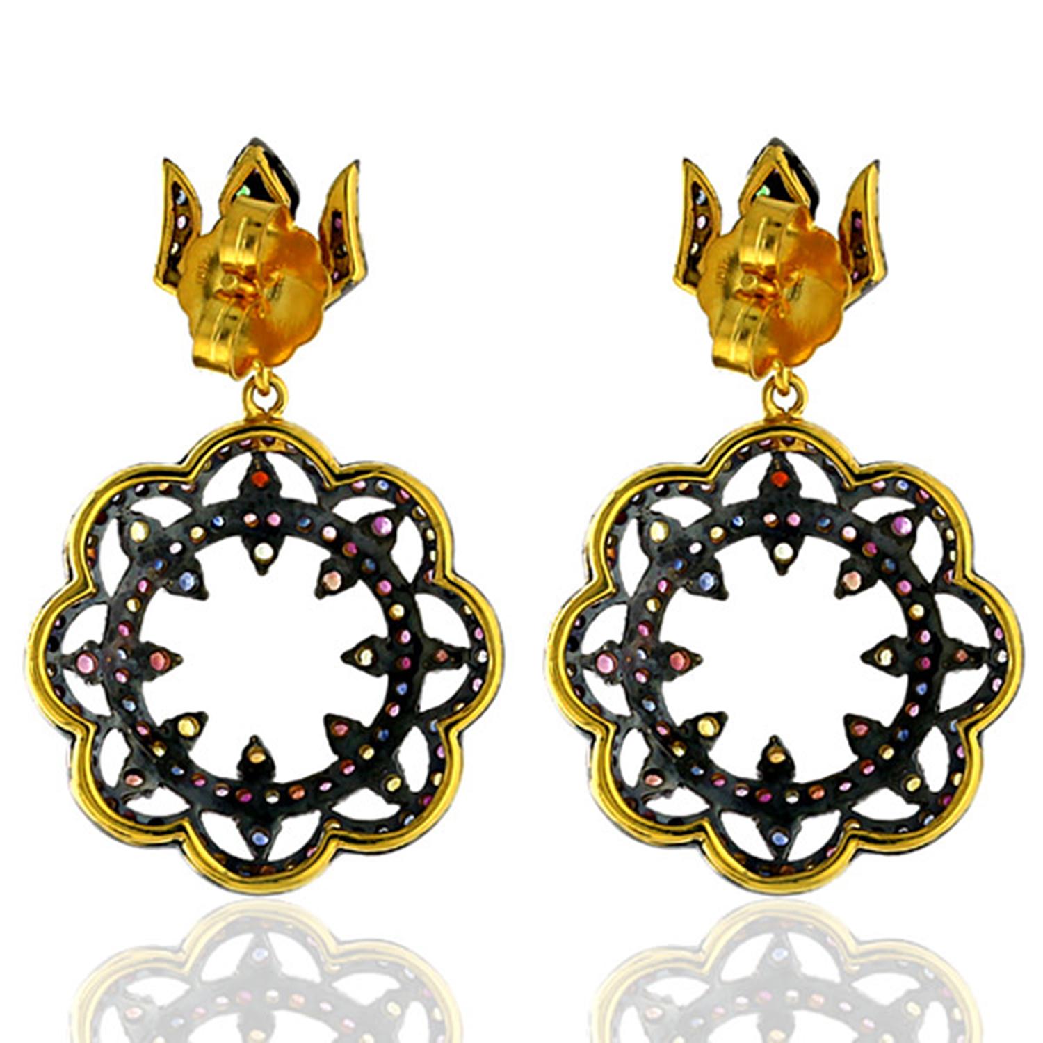 Diese aus 18 Karat Gold und Sterlingsilber gegossenen Ohrringe sind von Hand mit 2,46 Karat mehrfarbigen Saphiren in leuchtendem Blau, Rosa, Orange, Rot, Grün und Gelb besetzt.  

FOLGEN  MEGHNA JEWELS Storefront, um die neueste Kollektion und