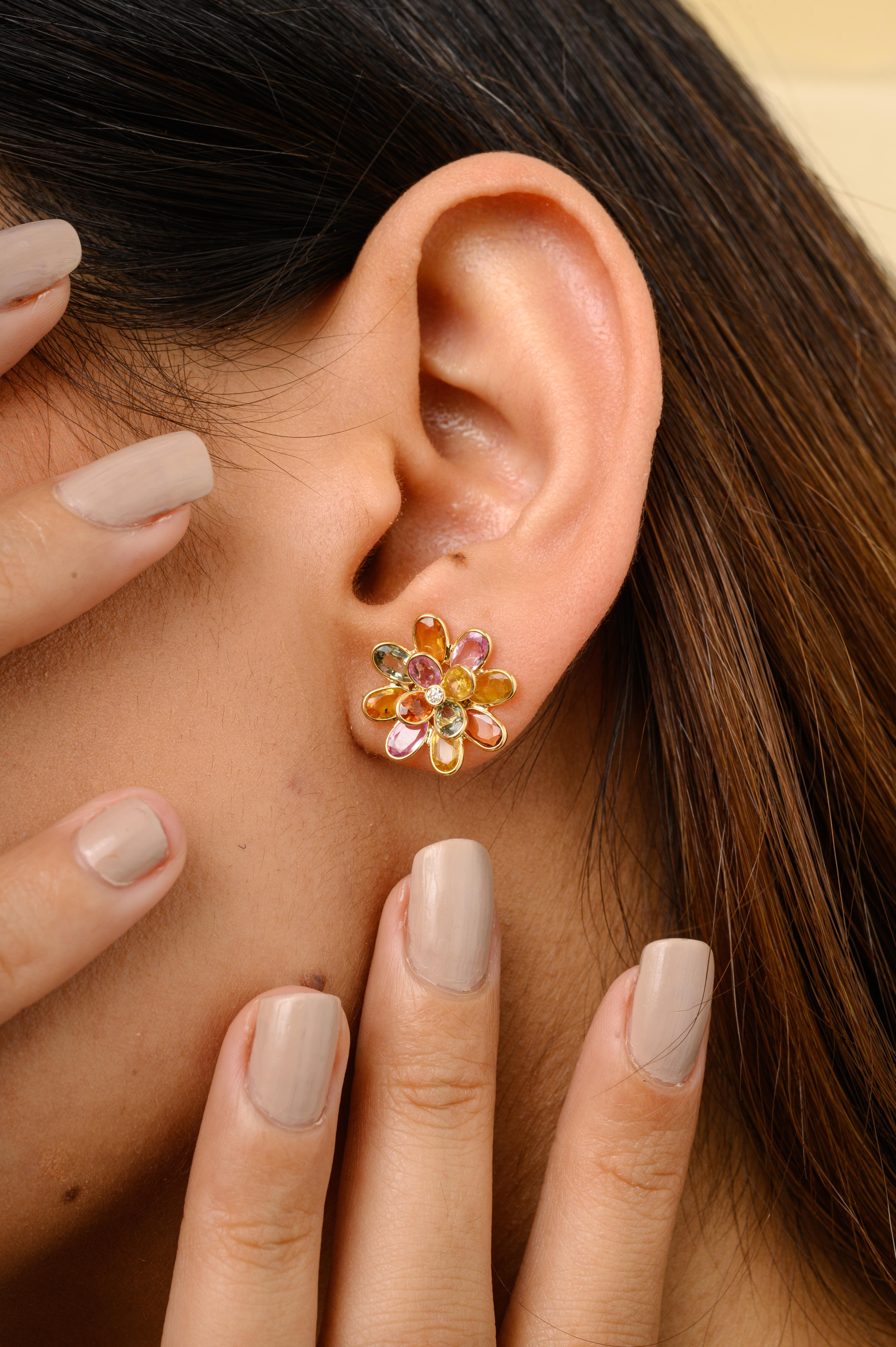 Multi Sapphire Blossom Flower Stud Earrings mit Diamanten für Sie in 18K Gold, um ein Statement mit Ihrem Look zu machen. Sie brauchen Ohrstecker, um mit Ihrem Look ein Statement zu setzen. Diese Ohrringe sorgen für einen funkelnden, luxuriösen Look