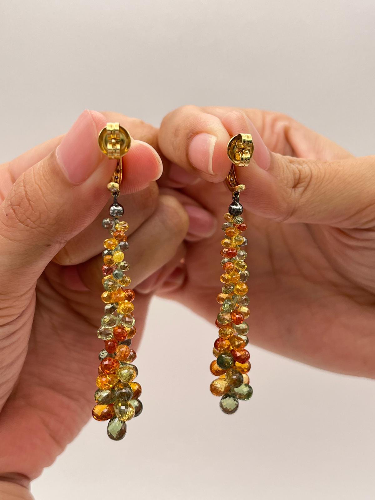 Contemporaneo Orecchini pendenti multi zaffiro a brioletta in oro giallo 18 carati in vendita