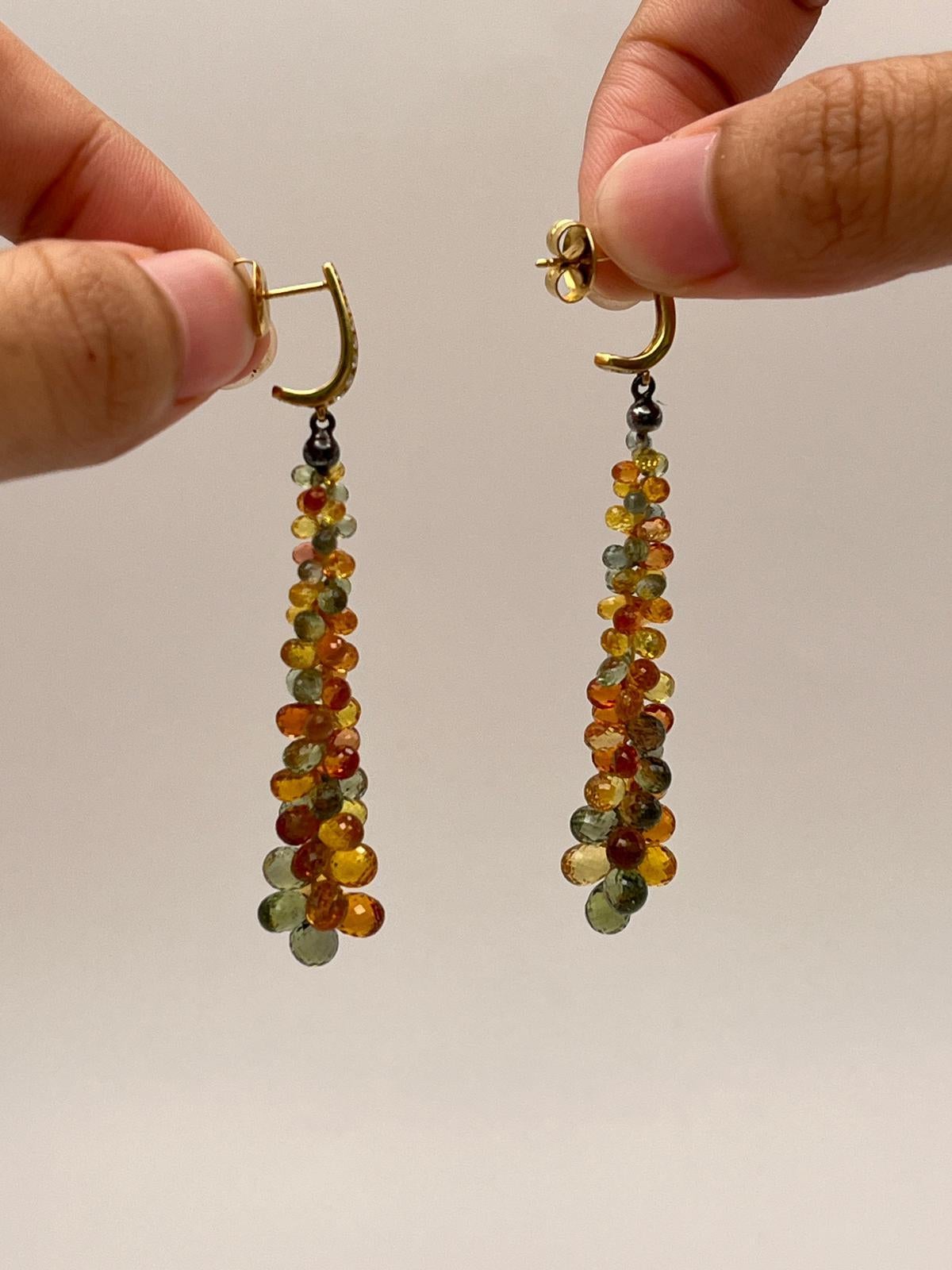 Taglio briolette Orecchini pendenti multi zaffiro a brioletta in oro giallo 18 carati in vendita