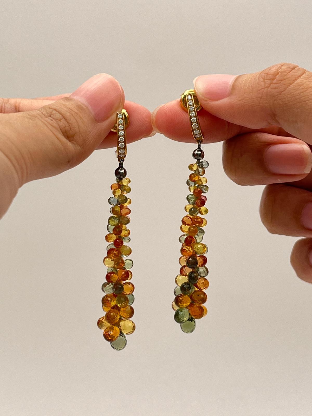 Orecchini pendenti multi zaffiro a brioletta in oro giallo 18 carati In condizioni Nuovo in vendita a Bangkok, TH