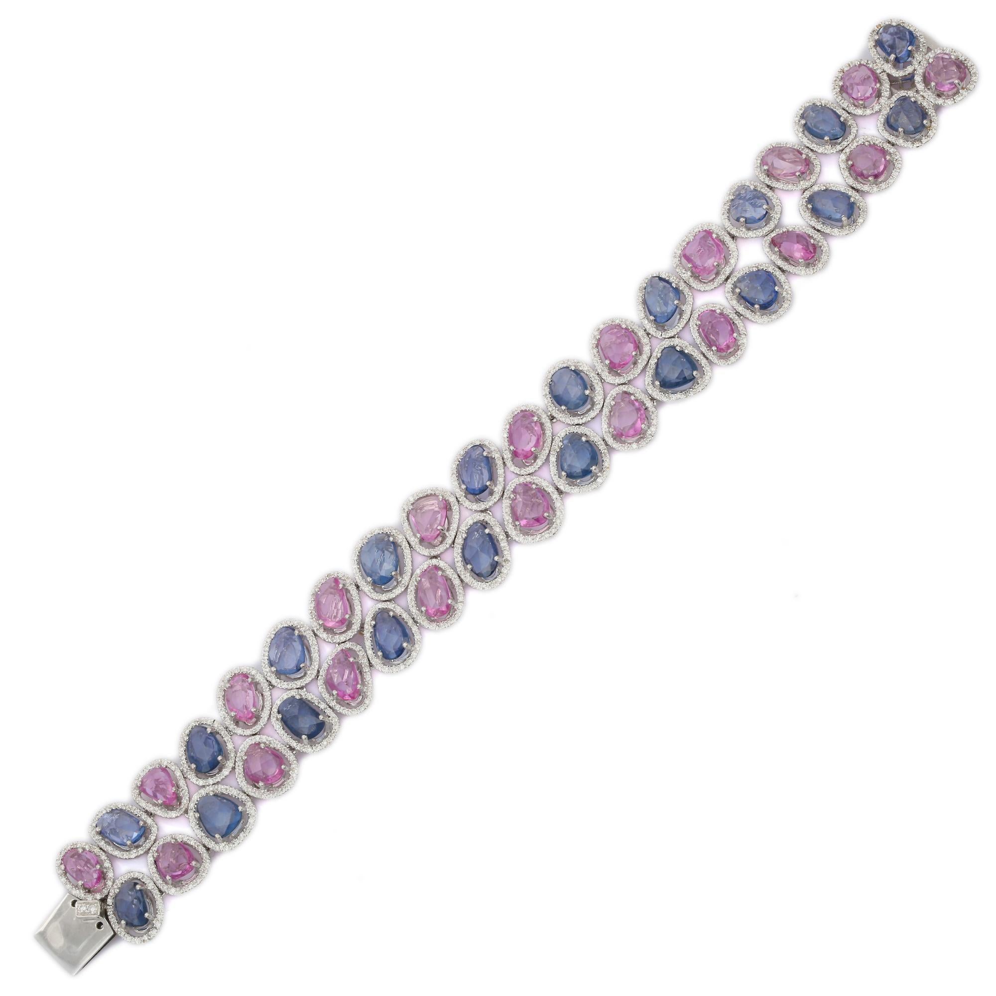 Haz una declaración deslumbrante con esta impresionante pulsera de múltiples zafiros y diamantes elaborada en oro blanco macizo de 18 quilates. Con 40 zafiros naturales en tonos azules y rosas de ensueño, esta lujosa pieza tiene un total de 34,63