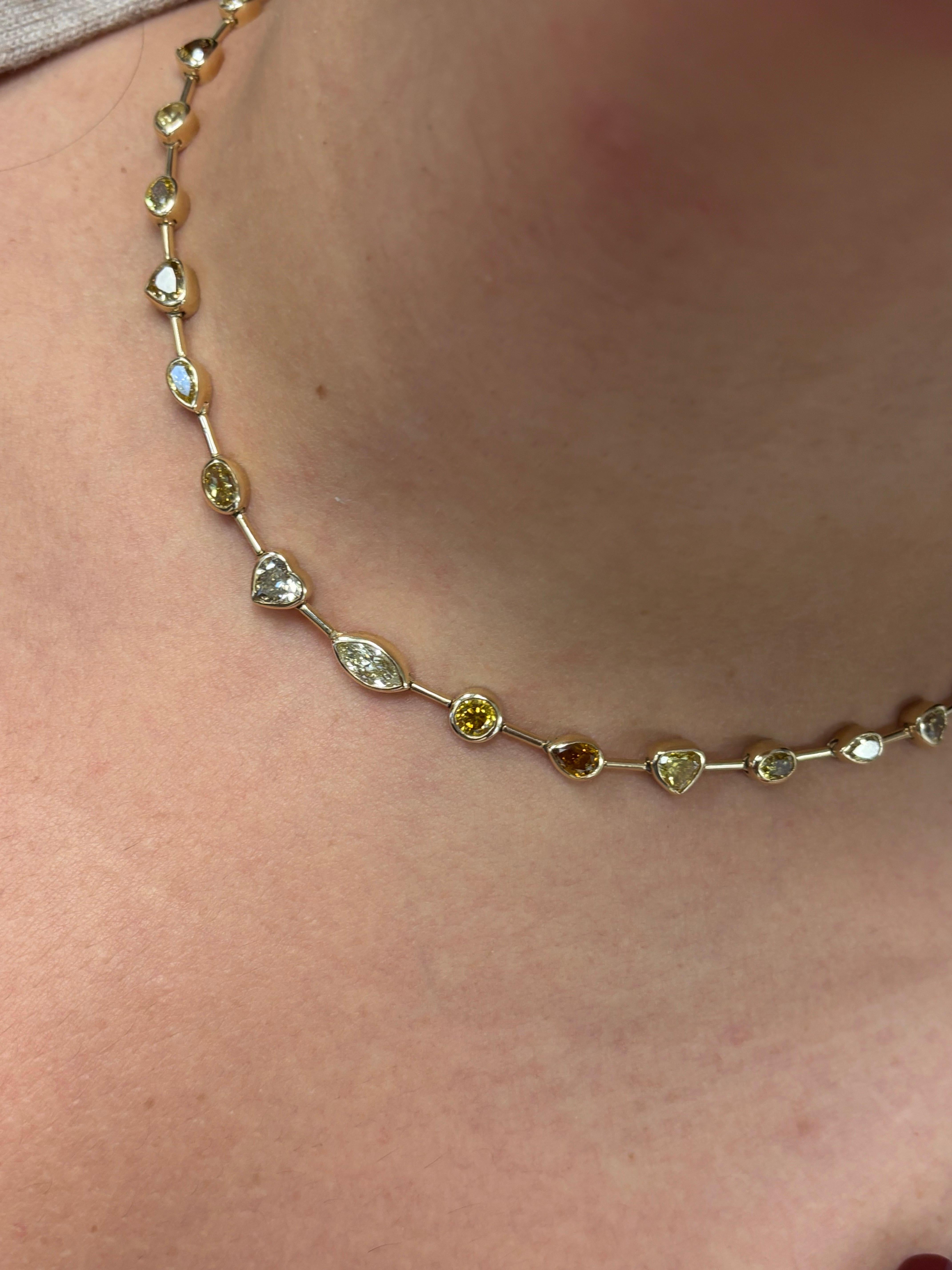 Moderno Collana multi zaffiro a forma di fantasia in oro giallo in vendita