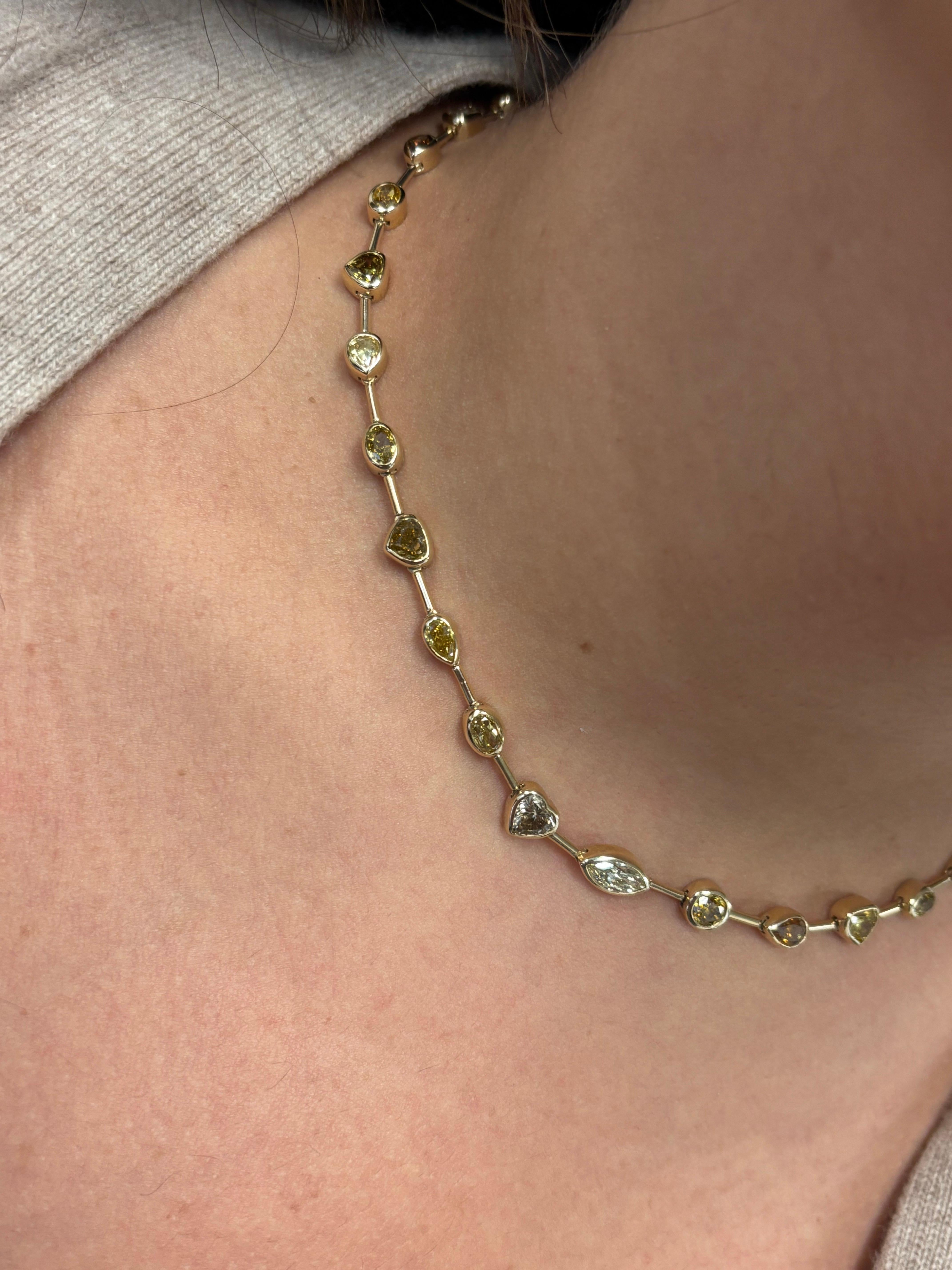 Taglio a goccia Collana multi zaffiro a forma di fantasia in oro giallo in vendita