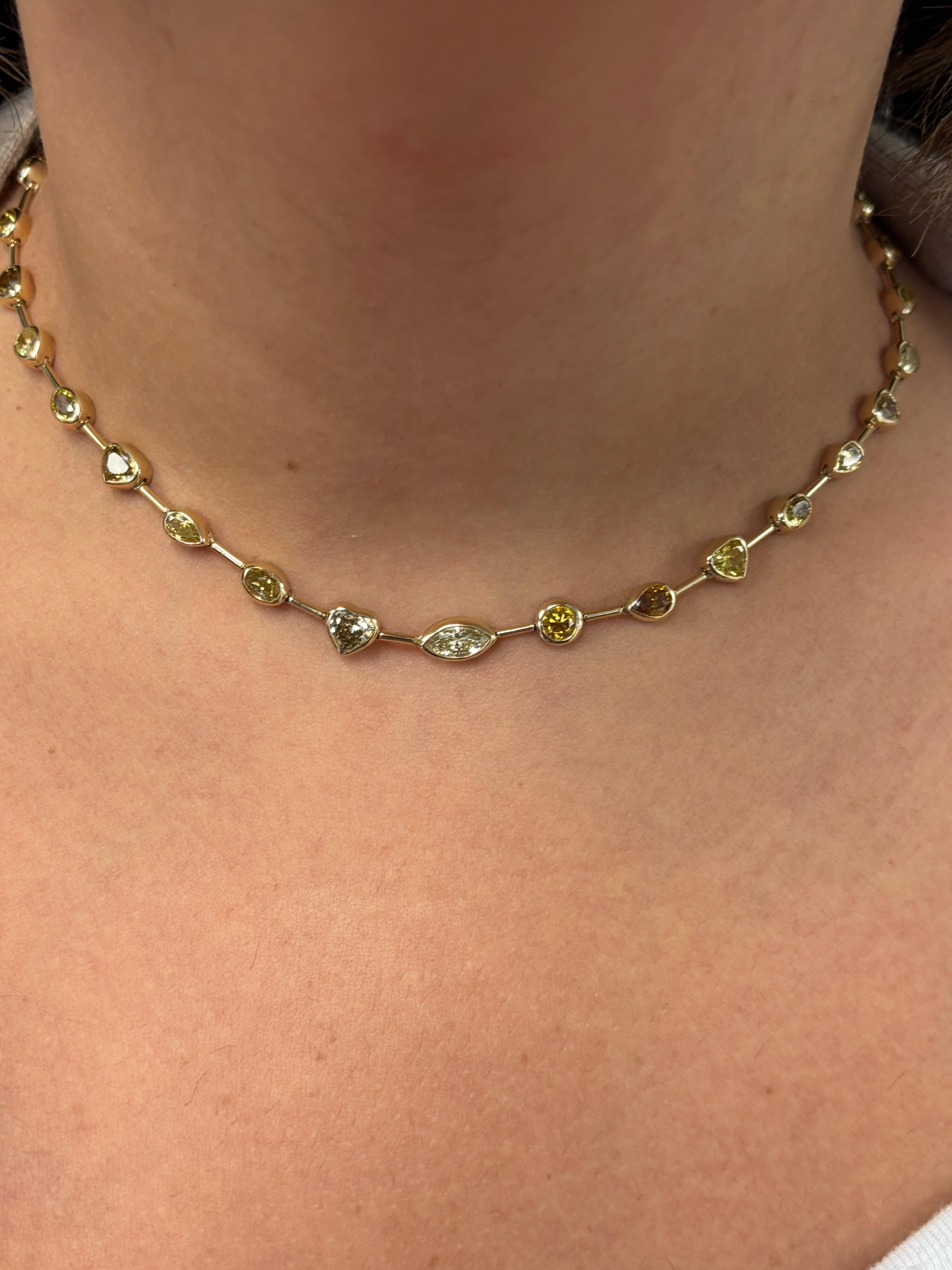 Collana multi zaffiro a forma di fantasia in oro giallo In condizioni Nuovo in vendita a Great Neck, NY