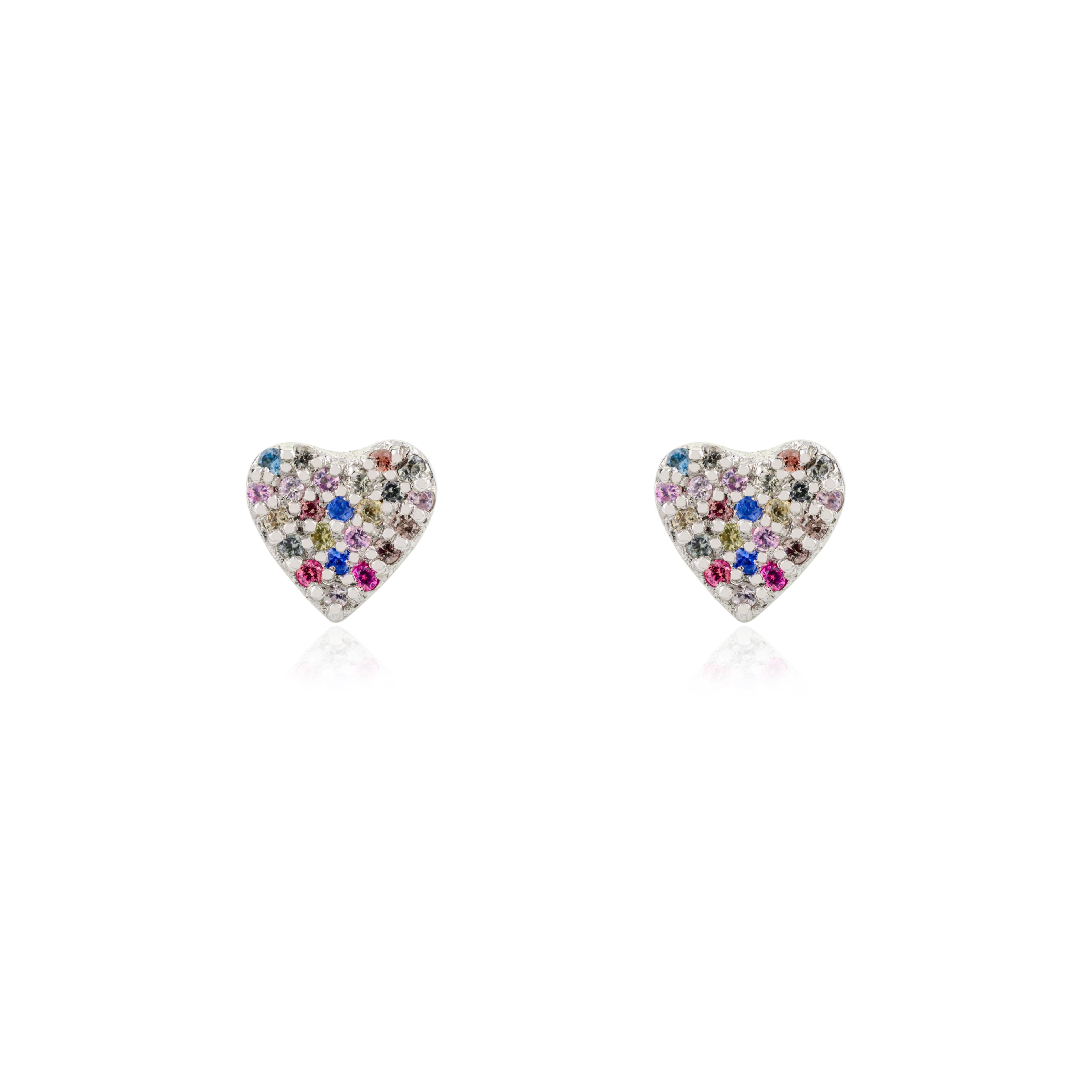 Gli orecchini a cuore con zaffiro multiplo in oro bianco 14k sono un regalo di San Valentino per lei. Per dare un tocco di classe al tuo look, ti servono degli orecchini pendenti. Questi orecchini creano un look scintillante e lussuoso con 0.16