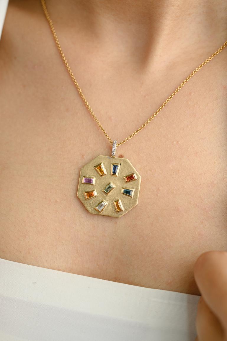 Pendentif hexagonal en or 18 carats avec diamants. Ce superbe bijou rehausse instantanément un look décontracté ou une tenue habillée. 
Le saphir stimule la concentration et réduit le stress.
Ce pendentif en or de forme hexagonale est orné de