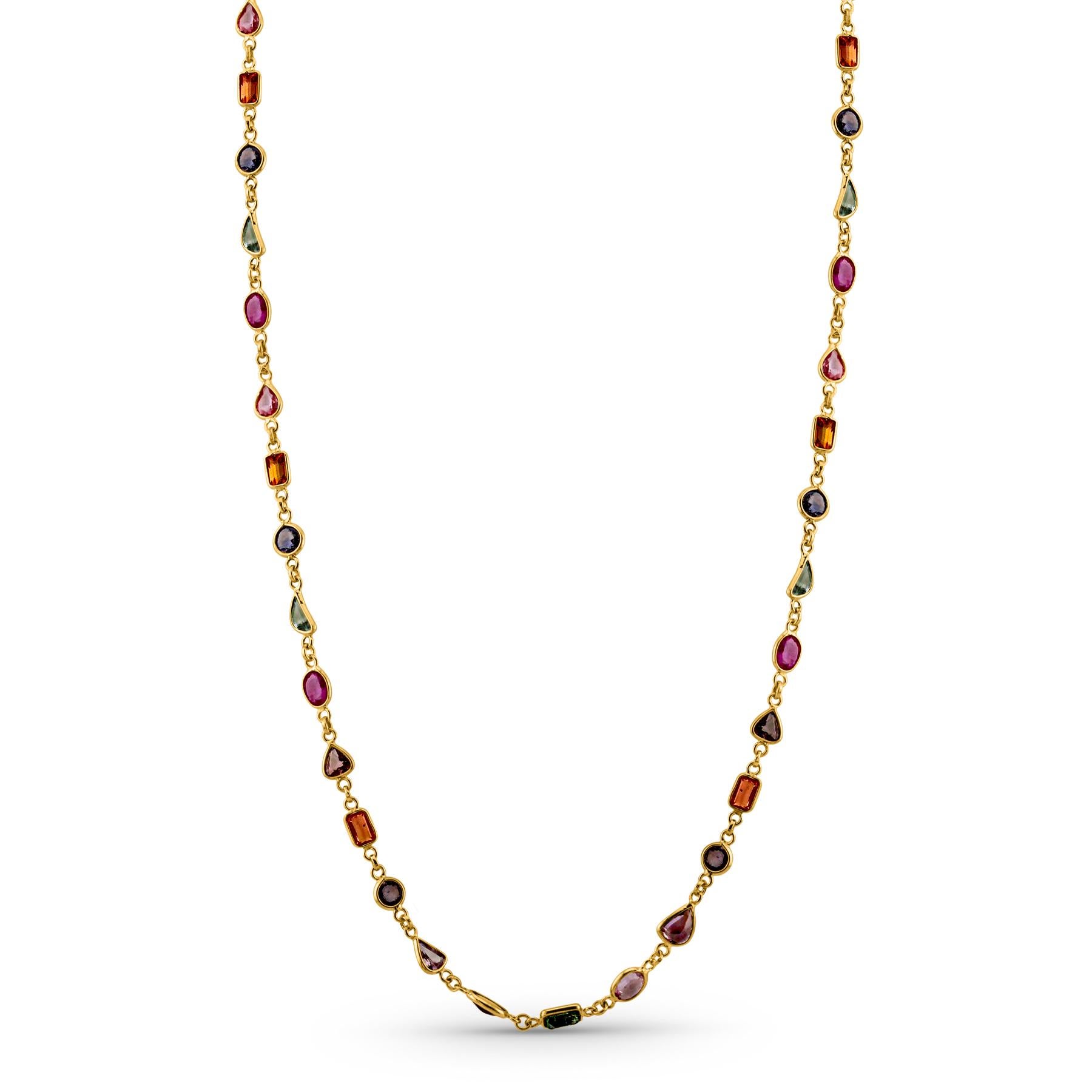 La bellissima collana Tresor presenta 9,80 carati di zaffiro multiplo. Le collane sono un'ode alla bellezza lussuosa e classica con pietre scintillanti e tonalità femminili. Il loro design contemporaneo e moderno li rende versatili nell'utilizzo. Le