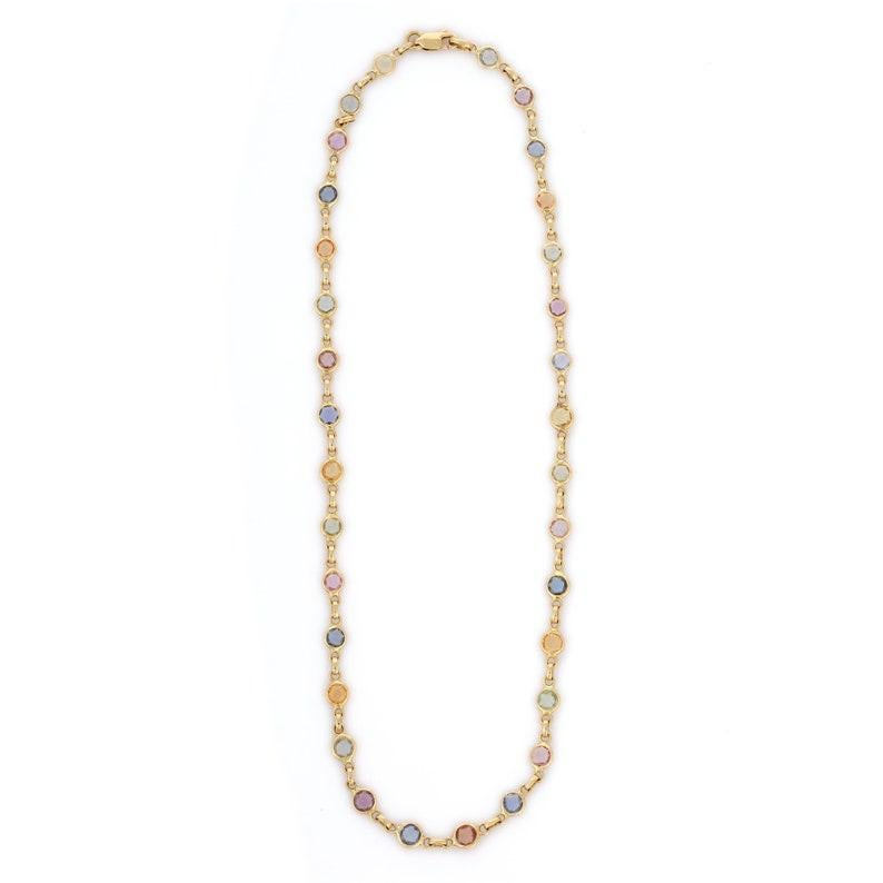 Multi-Saphir-Halskette aus 18 Karat Gold, besetzt mit Saphiren im Rundschliff.
Ergänzen Sie Ihren Look mit dieser eleganten Perlenkette mit mehreren Saphiren. Dieses atemberaubende Schmuckstück wertet einen Freizeitlook oder ein elegantes Outfit