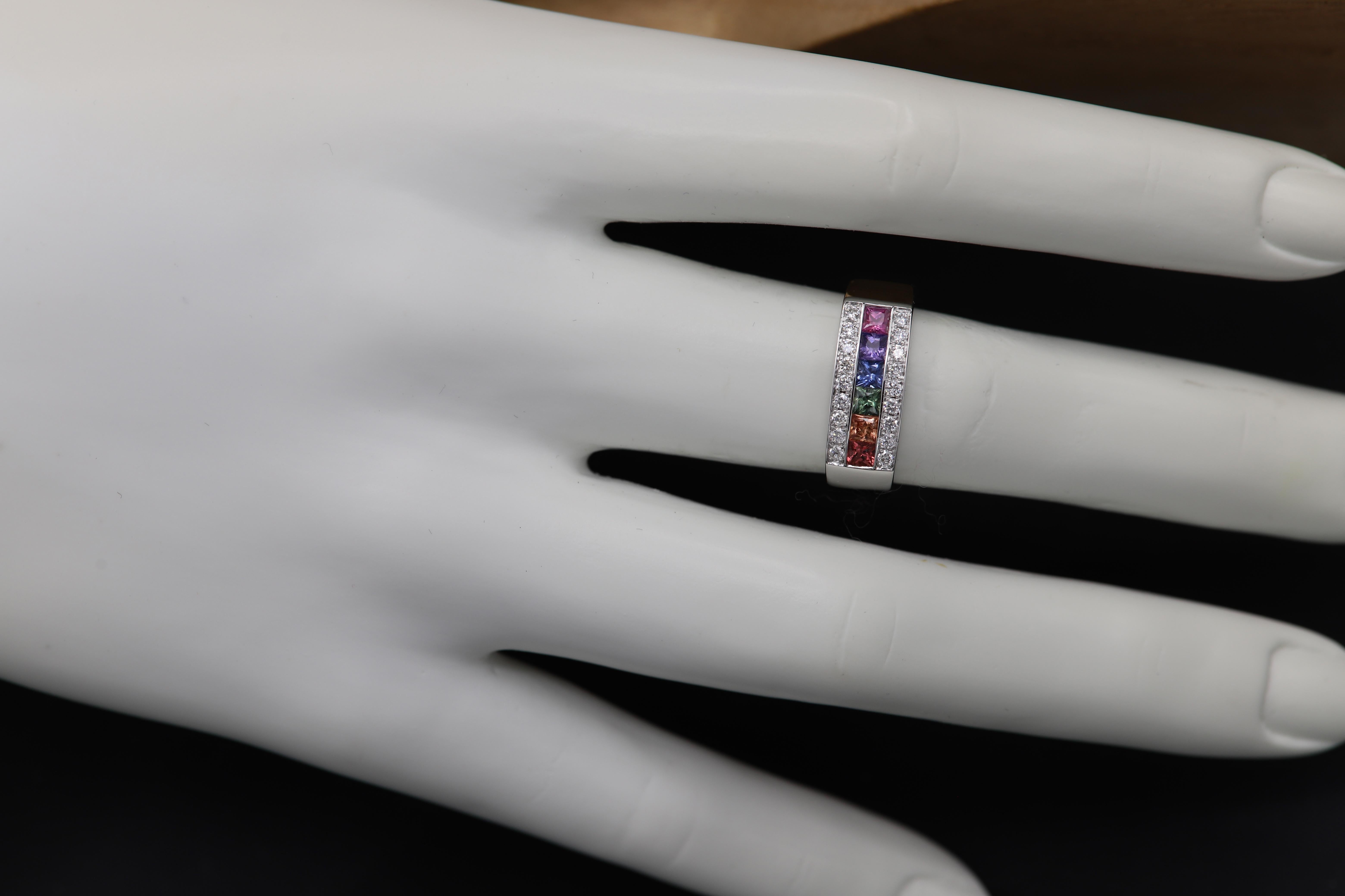 Anello con zaffiro multiplo Anello in oro bianco 18 carati con zaffiro Multi Color Sapphire In condizioni Nuovo in vendita a Brooklyn, NY