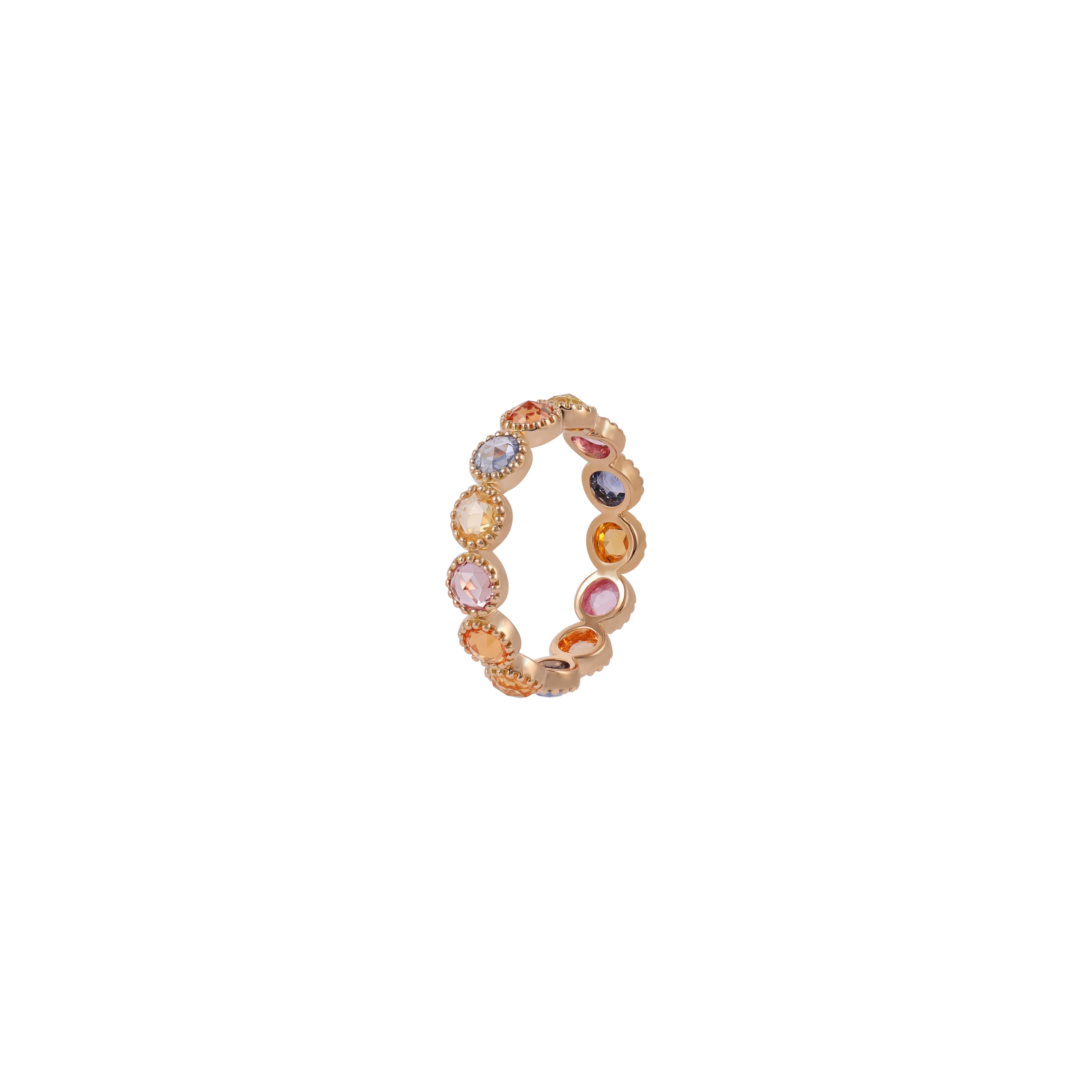 Il s'agit d'une bague élégante et facile à porter, avec une belle combinaison de saphirs multicolores  poids 2,60 carats, la bague est sertie d'or rose 18 carats poids 3,14 grammes.