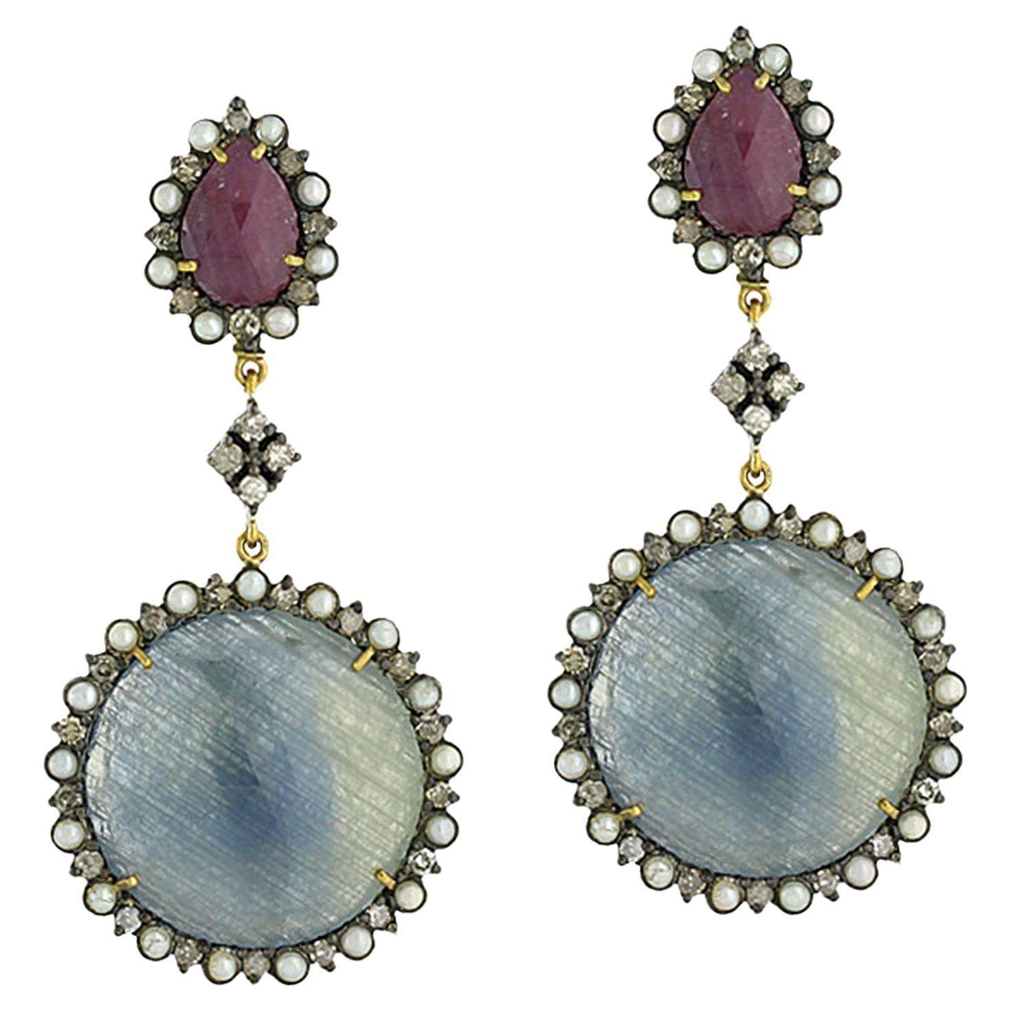 Pendants d'oreilles à deux niveaux en saphirs multicolores avec perles et diamants