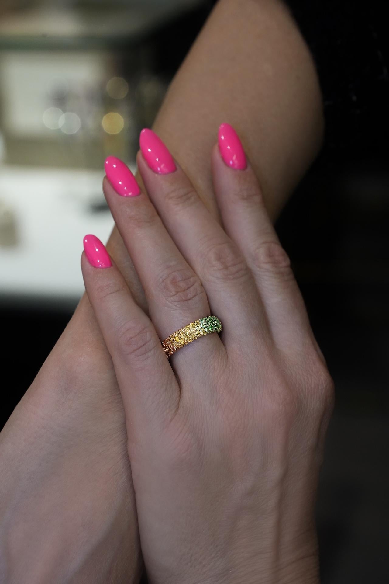 Bague exclusive en or jaune 18K avec bandeau de saphirs et diamants Pour femmes en vente