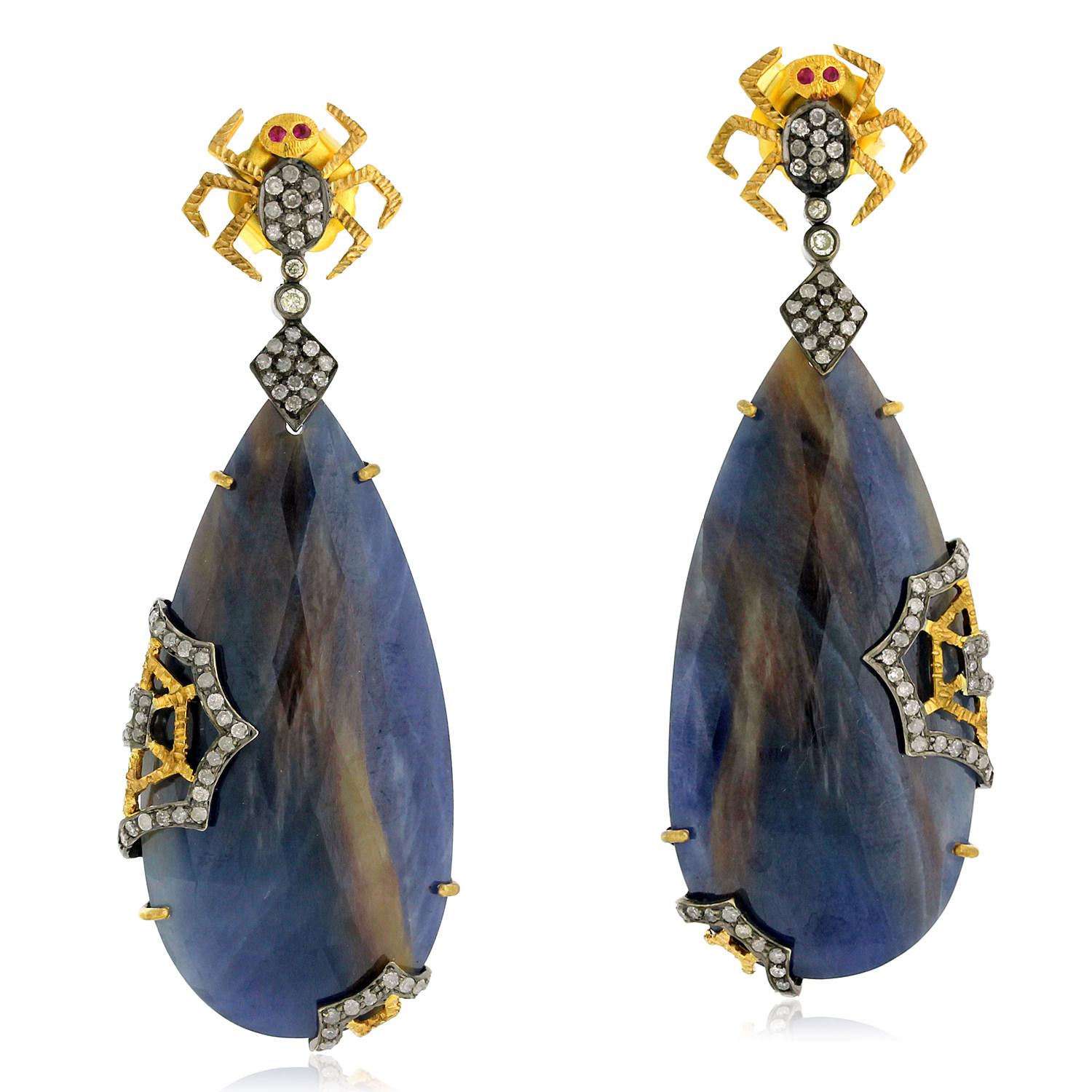 Clous d'oreilles araignée multicolores en or et argent avec saphirs, rubis et diamants Neuf - En vente à New York, NY