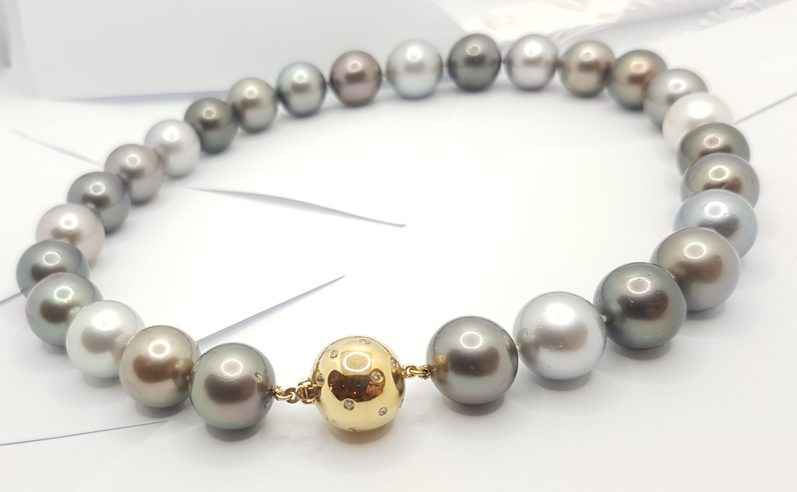 Multi-Shade Tahitian South Sea Pearl with Diamond Clasp in 18 Karat Gold  In New Condition For Sale In Bangkok, TH