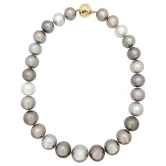 Perle des mers du Sud de Tahiti multicolore avec fermoir en or 18 carats et diamants