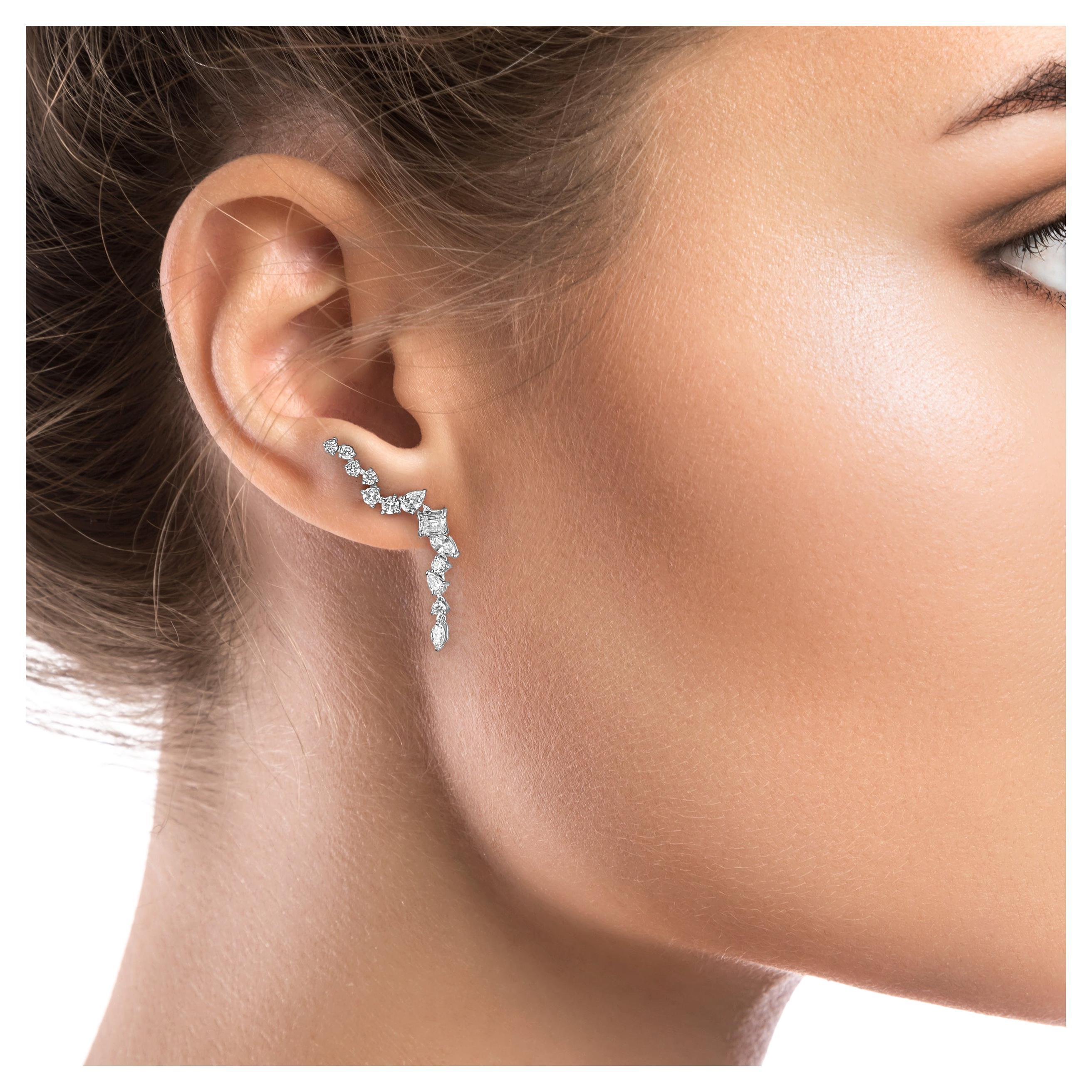 Añade un toque de elegancia a cualquier atuendo con estos impresionantes Pendientes Multiforma 26 Diamantes de Oro Blanco de 18 quilates. Diseñados para captar la luz desde todos los ángulos, estos pendientes presentan 26 diamantes bellamente