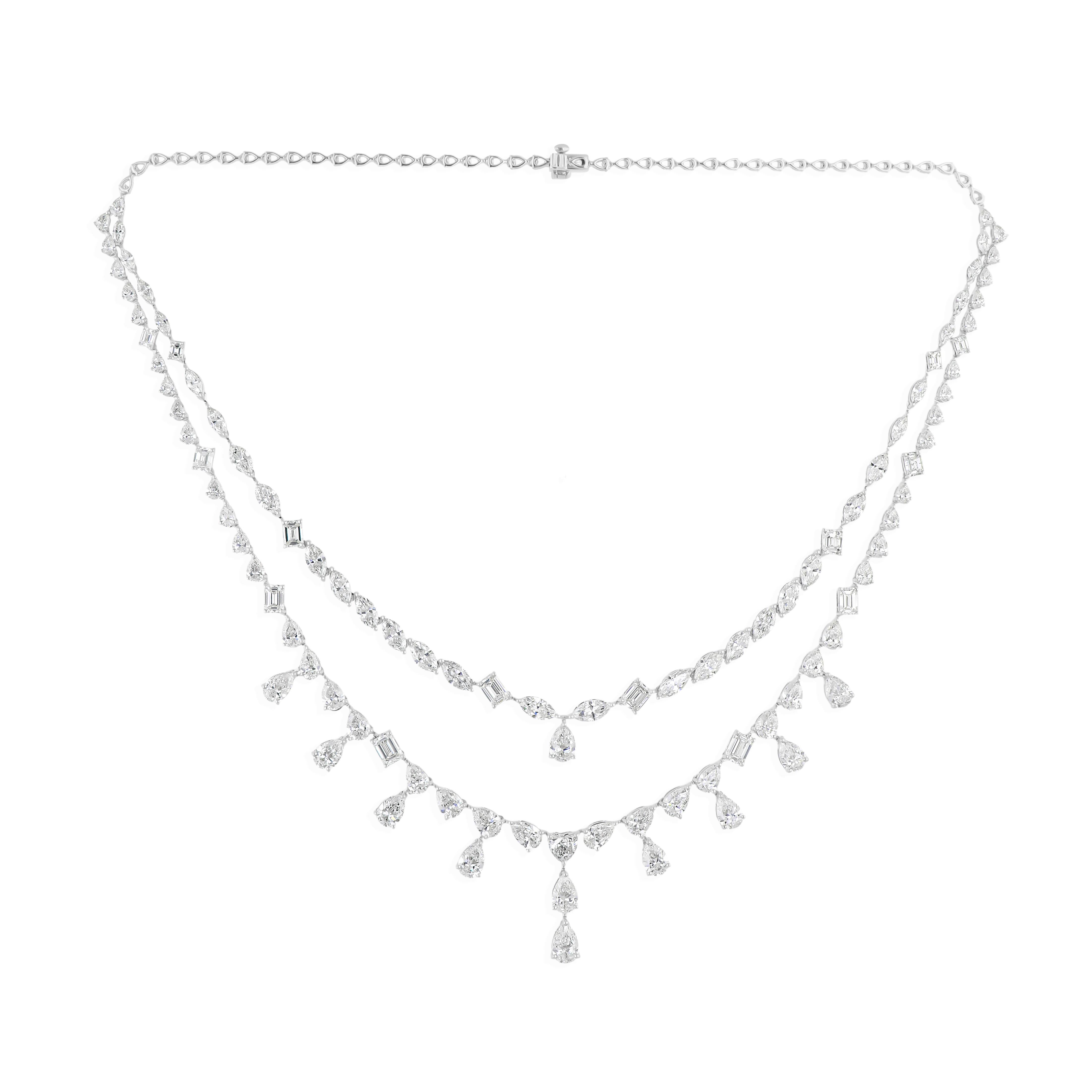 Collana da sposa a due piani con diamanti naturali a forma multipla da 26,50 carati in oro bianco 18Kt 
Questa splendida collana presenta due strati di pietre simili a diamanti intricatamente incastonati, ciascuno collegato senza soluzione di