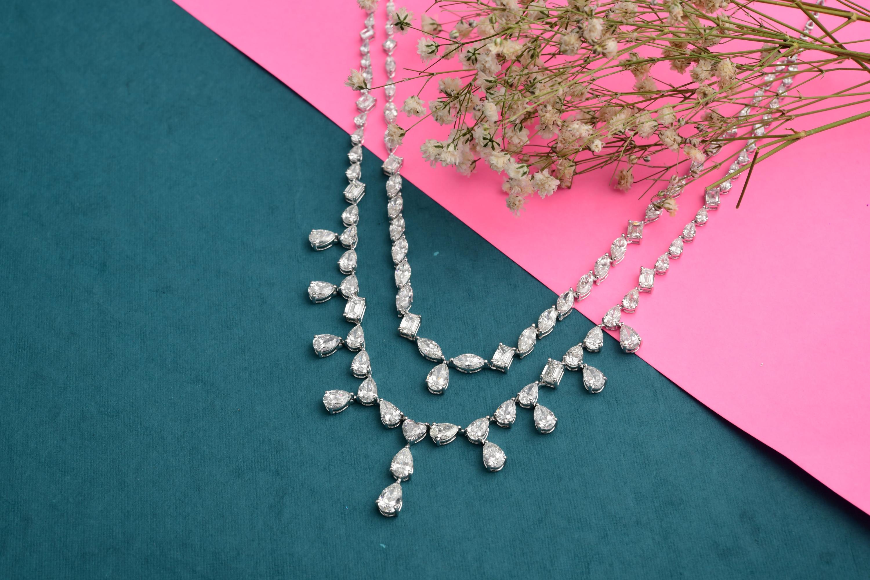 Collana da sposa a due piani con diamanti naturali a forma multipla da 26,50 carati in oro bianco 18Kt In condizioni Nuovo in vendita a Diera, Dubai