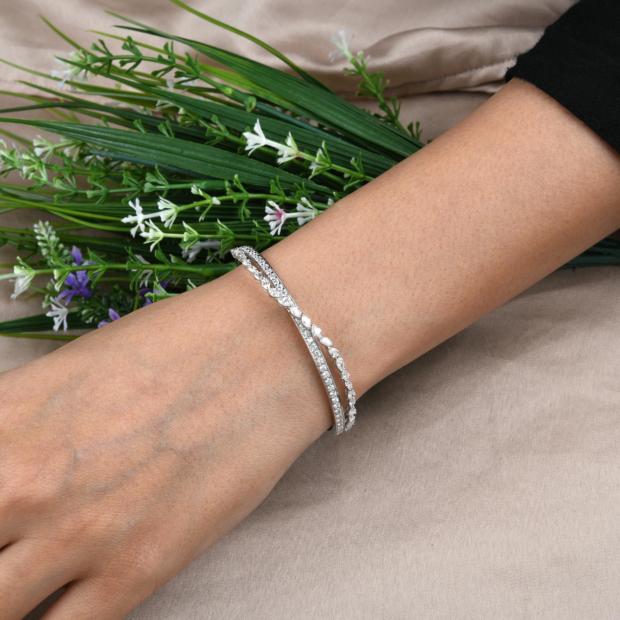 Bracelet croisé en diamant naturel 2.65Ct SI/H pour femme 14k Gold
Cet élégant bracelet présente un design à deux rangées - l'une bordée de diamants de taille ronde et l'autre de diamants en forme de marquise et de poire, joliment disposés dans un