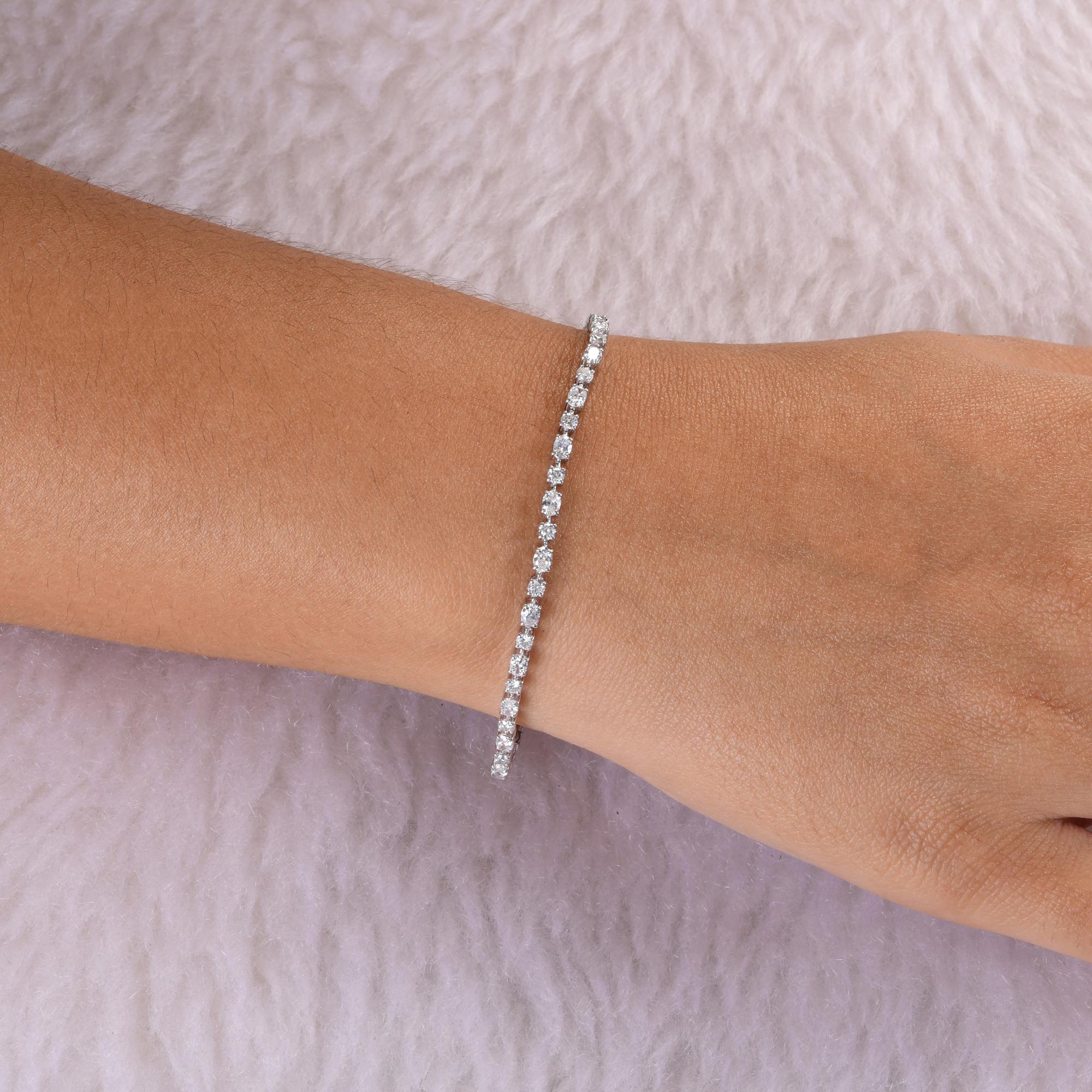 Bracciale tennis con diamanti naturali a forma multipla da 3,07 carati in oro bianco 14k Gioielli di pregio
Il design è caratterizzato da una fila ininterrotta di diamanti ovali e rotondi meticolosamente incastonati, che offrono il massimo splendore