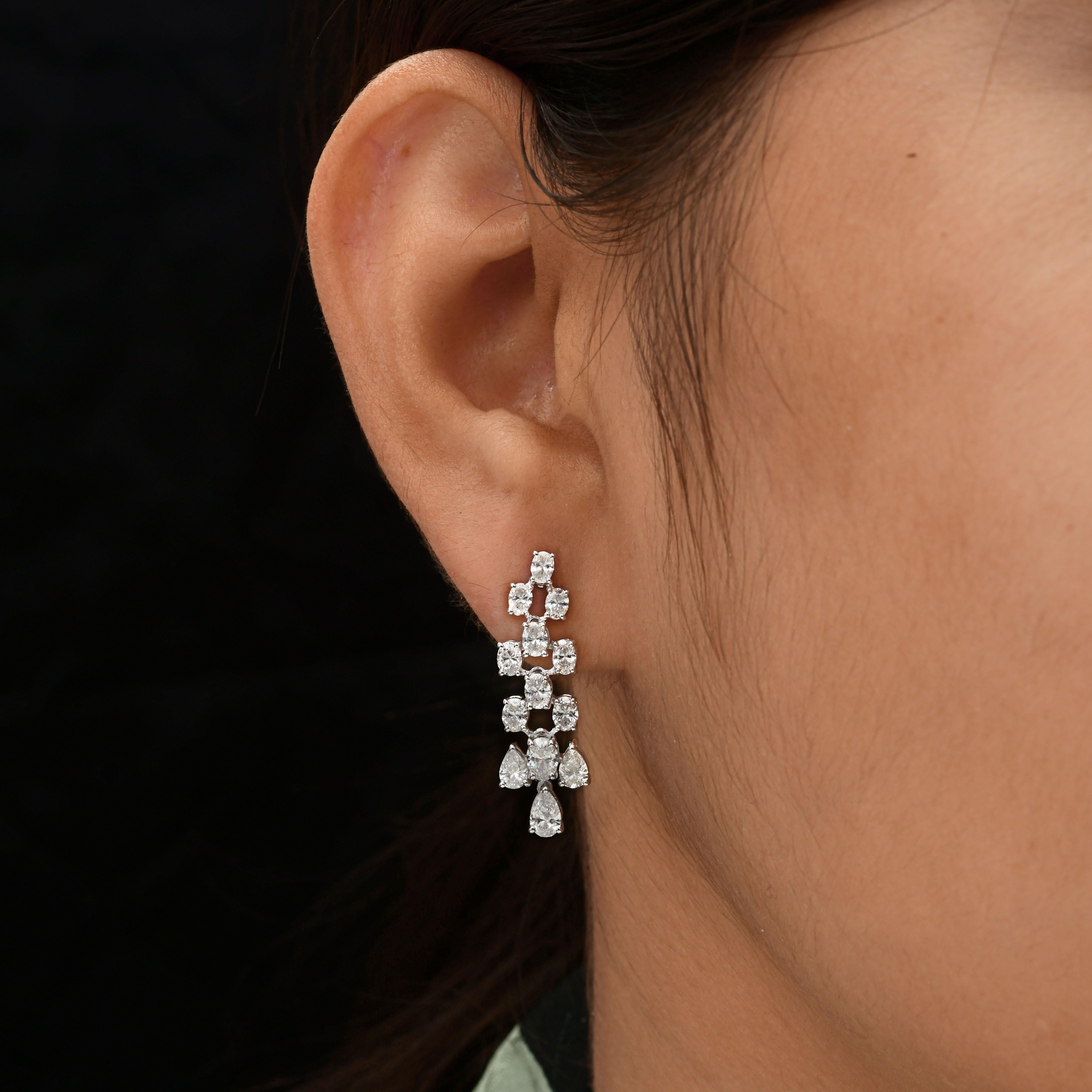 Multi Shape 3.37Ct Natural Diamond Dangle Wedding Earrings 18K White Gold.
Ces boucles d'oreilles présentent un arrangement vertical de diamants ronds de taille brillante menant à un trio éblouissant de diamants en forme de poire qui se balancent
