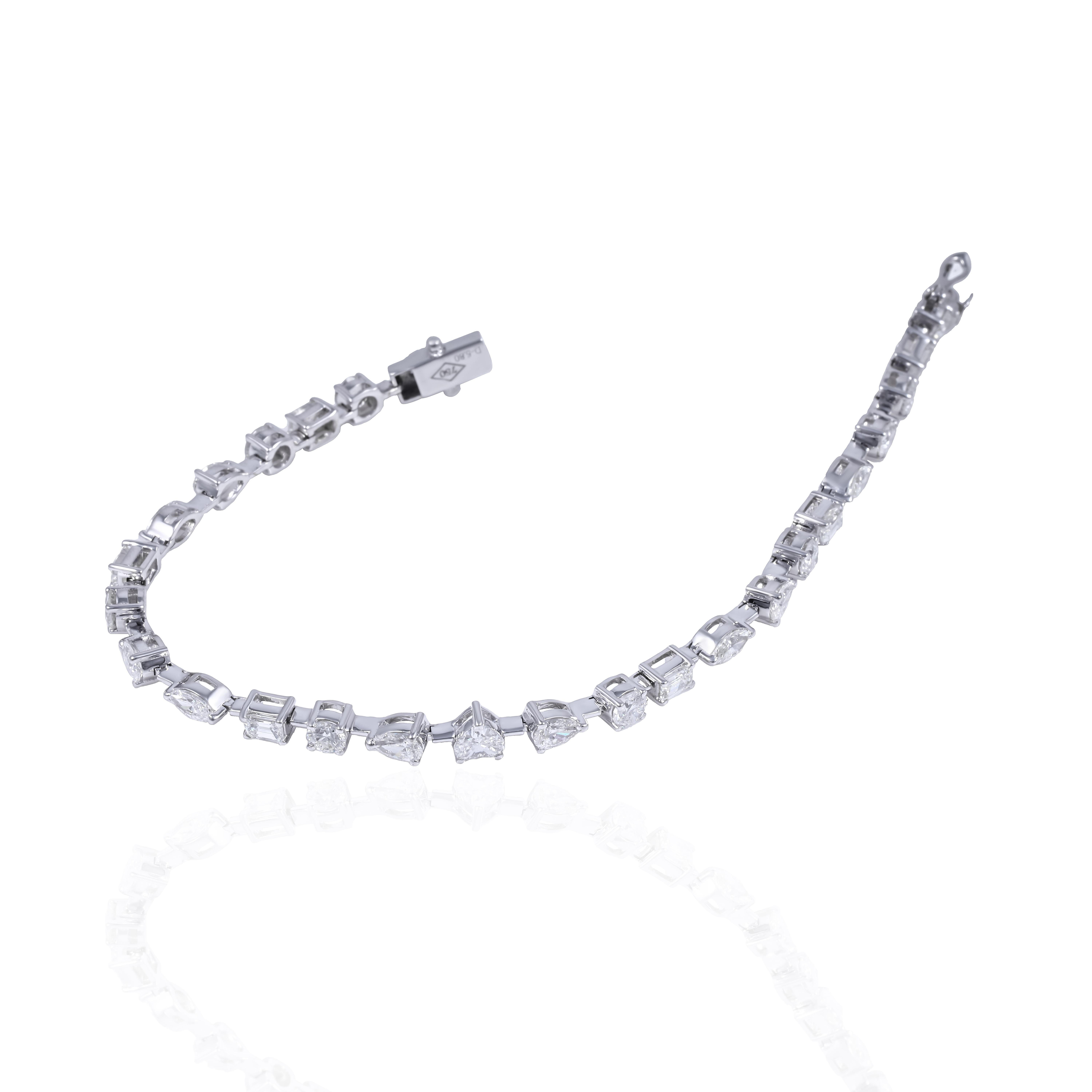 Dalla classica brillantezza dei diamanti rotondi al fascino delle pietre con taglio a principessa, ogni taglio è una testimonianza di individualità e stile. Il fascino romantico dei diamanti a forma di cuore e la raffinata eleganza dei diamanti a