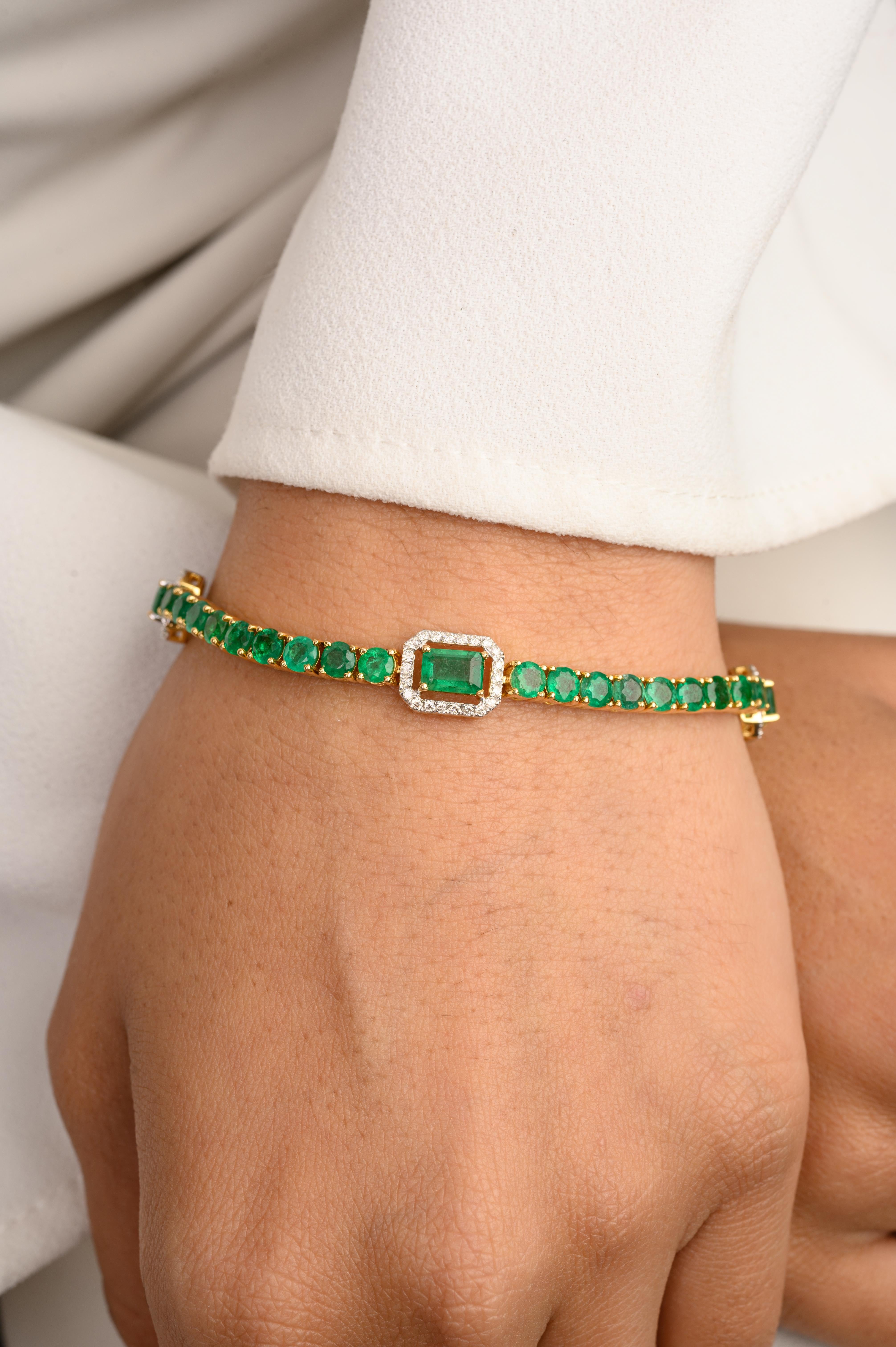 Esta Pulsera de Boda con Halo de Diamantes y Esmeralda Multiforma de 7,74 quilates en oro de 14 quilates exhibe una esmeralda natural infinitamente brillante, de 6,13 quilates, y diamantes de 0,425 quilates. Mide 6.5 pulgadas de largo. 
La esmeralda