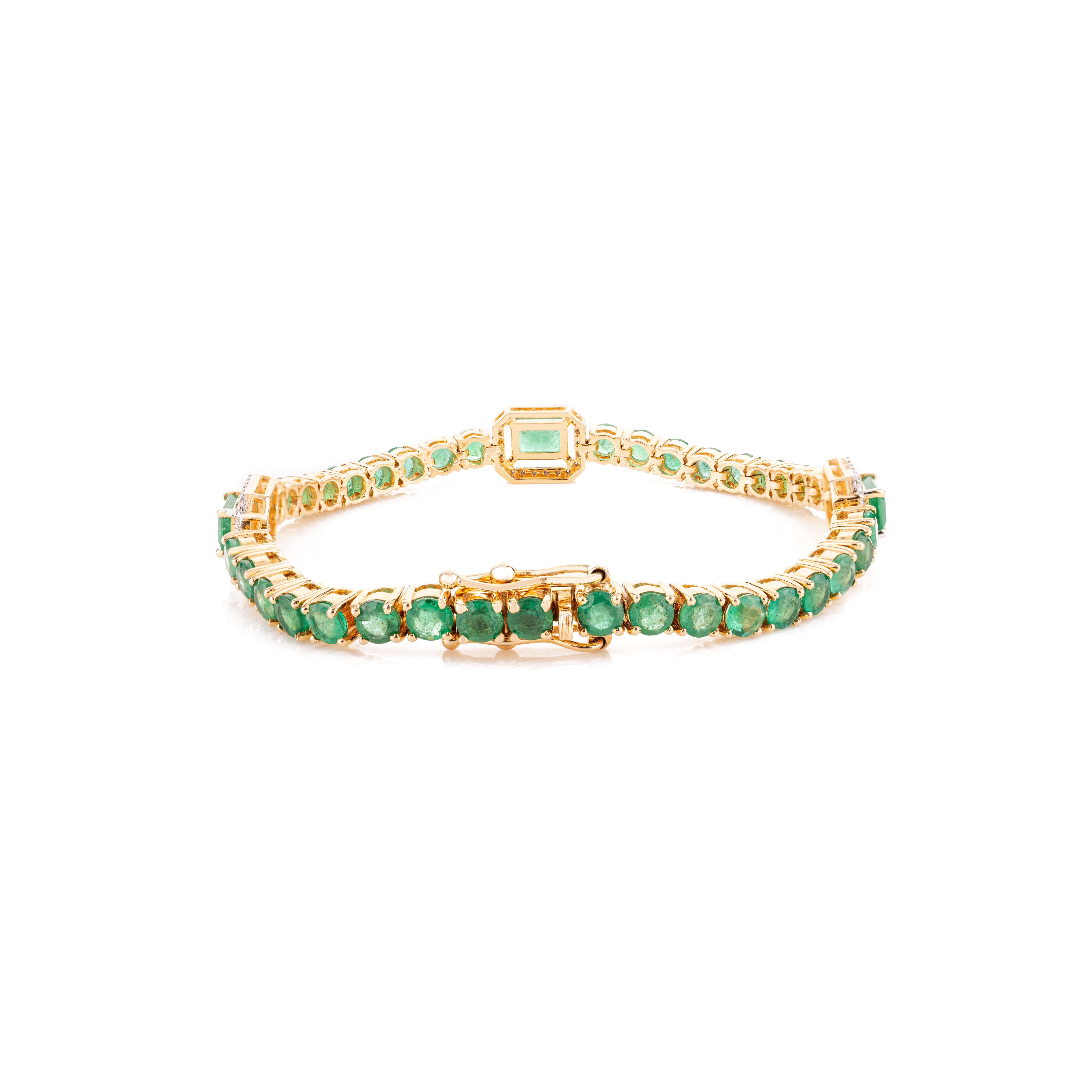 Pulsera de boda multiforma con halo de diamantes esmeralda de 7,74 qt de oro amarillo de 14k en Nuevo estado para la venta en New York, NY