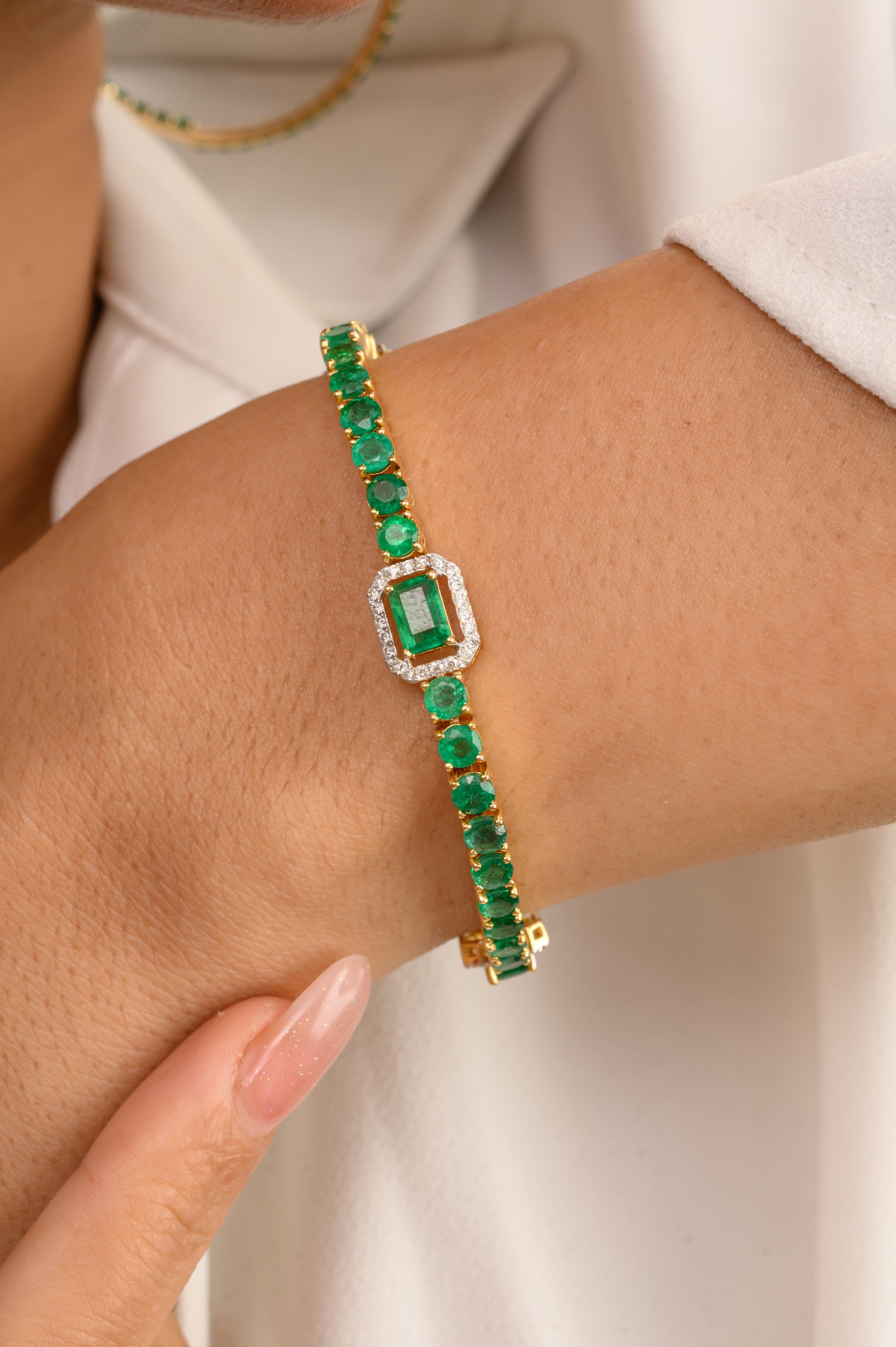 De las mujeres Pulsera de boda multiforma con halo de diamantes esmeralda de 7,74 qt de oro amarillo de 14k en venta