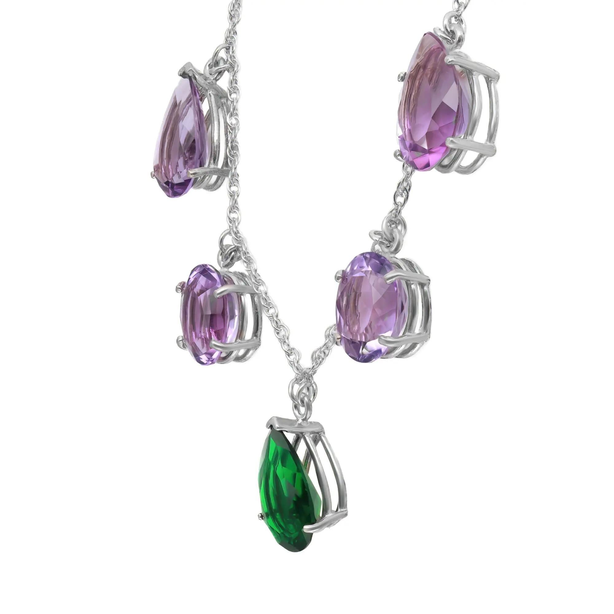 Collana a catena con pietre preziose, chic e di tendenza. Realizzata in argento sterling 925, questa collana presenta 5 ametiste ovali e a forma di pera incastonate e un vetro verde centrale a forma di pera appeso a una catena a maglie cubane.