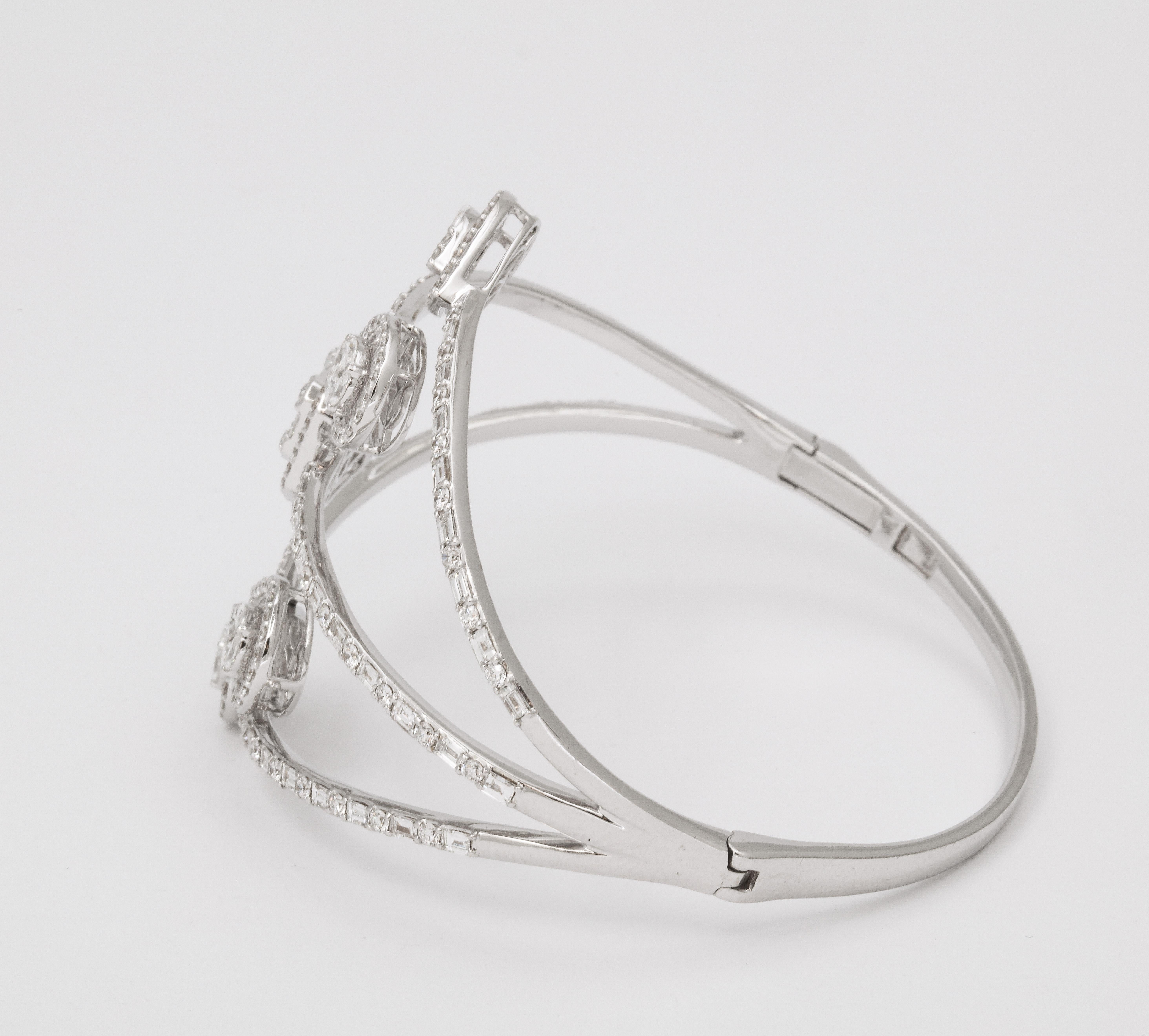 Taille ronde Bracelet jonc en diamants multiformes en vente