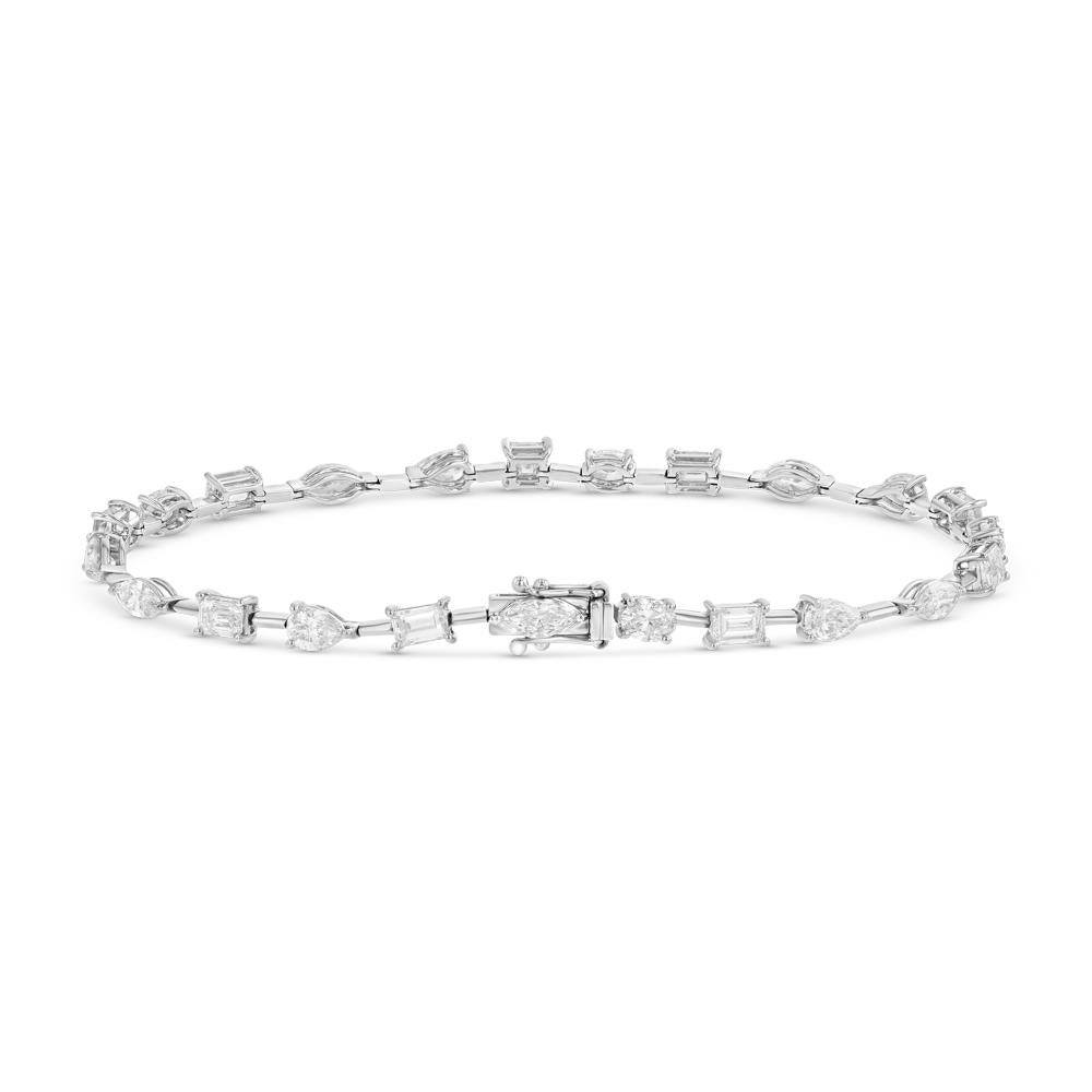 Vingt-trois diamants de formes variées créent un bracelet spécial et intemporel.  Mettant en valeur la beauté pure des diamants et des différentes coupes de diamants, ce bracelet de diamants multiformes en or blanc 18 carats est exquis.  