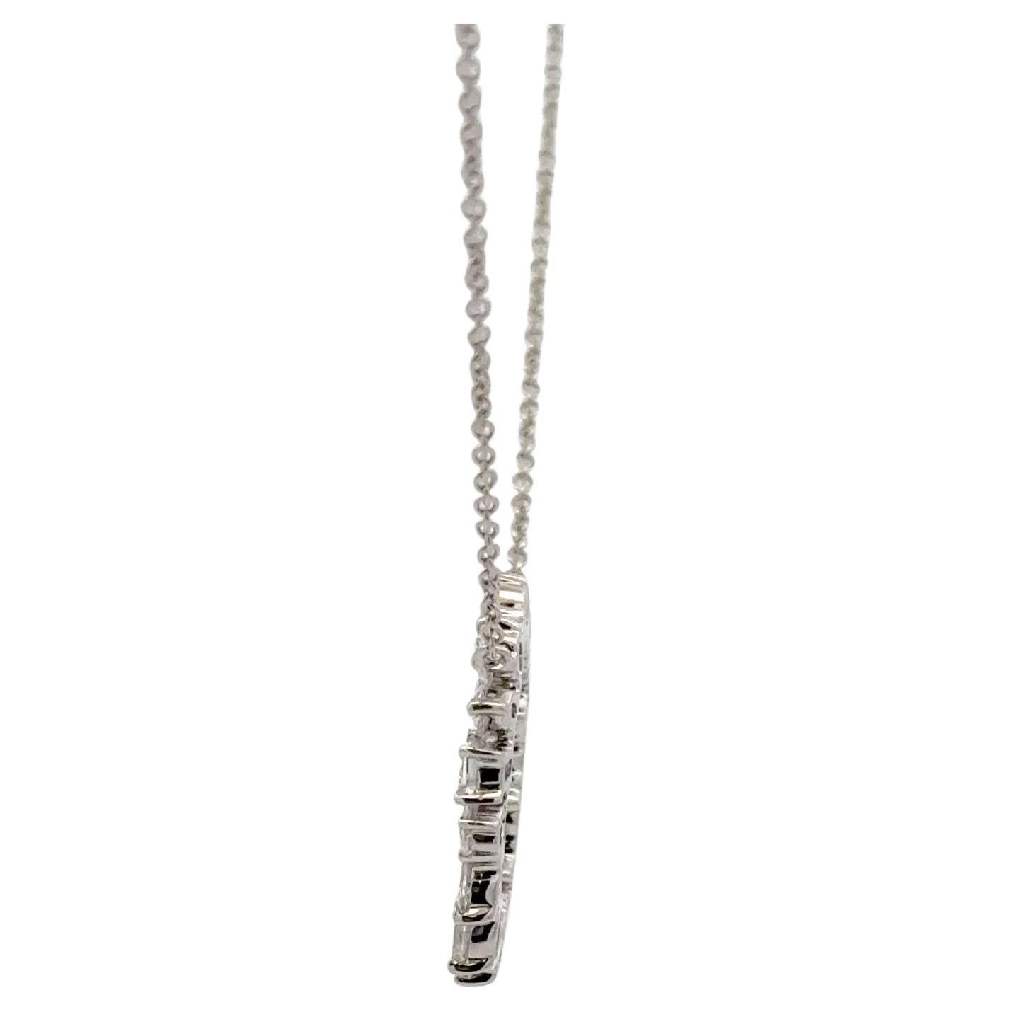 Collier pendentif en or blanc 18 carats orné de diamants de taille ovale, émeraude, marquise et poire dans un motif circulaire. 
Couleur F-G
Clarté VS2-SI1