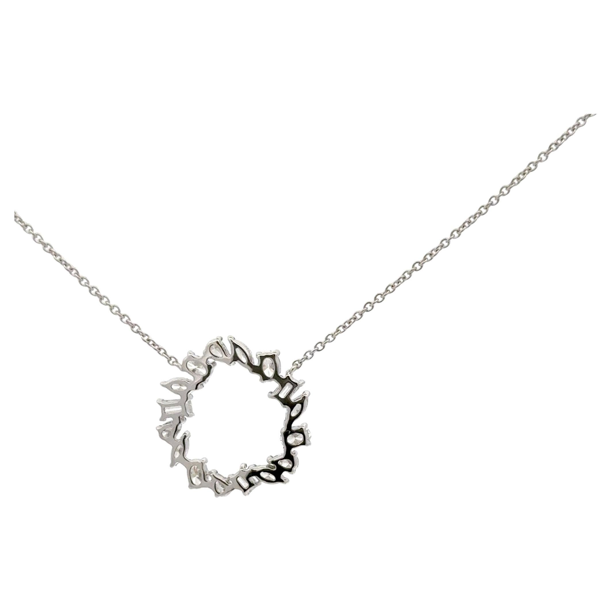Contemporain Collier pendentif cercle de diamants multiformes de 1,36 carat en or blanc 18 carats en vente