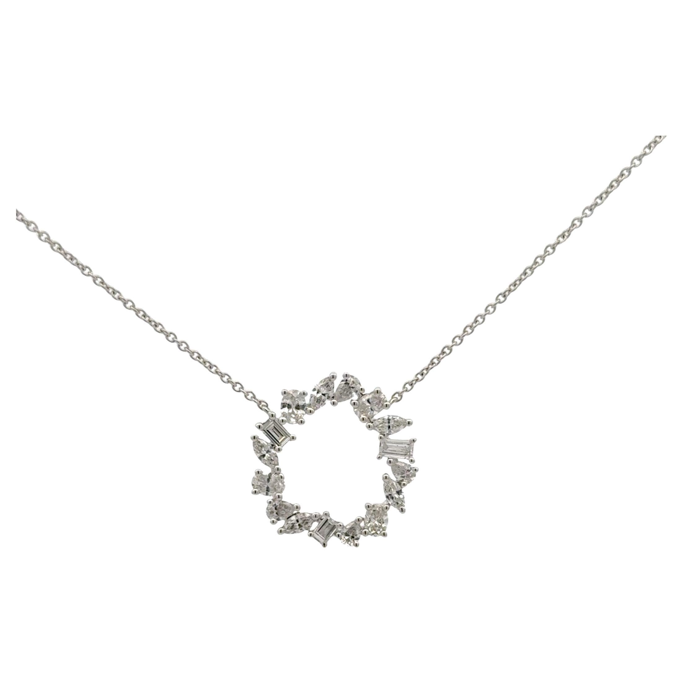 Collier pendentif cercle de diamants multiformes de 1,36 carat en or blanc 18 carats Neuf - En vente à New York, NY