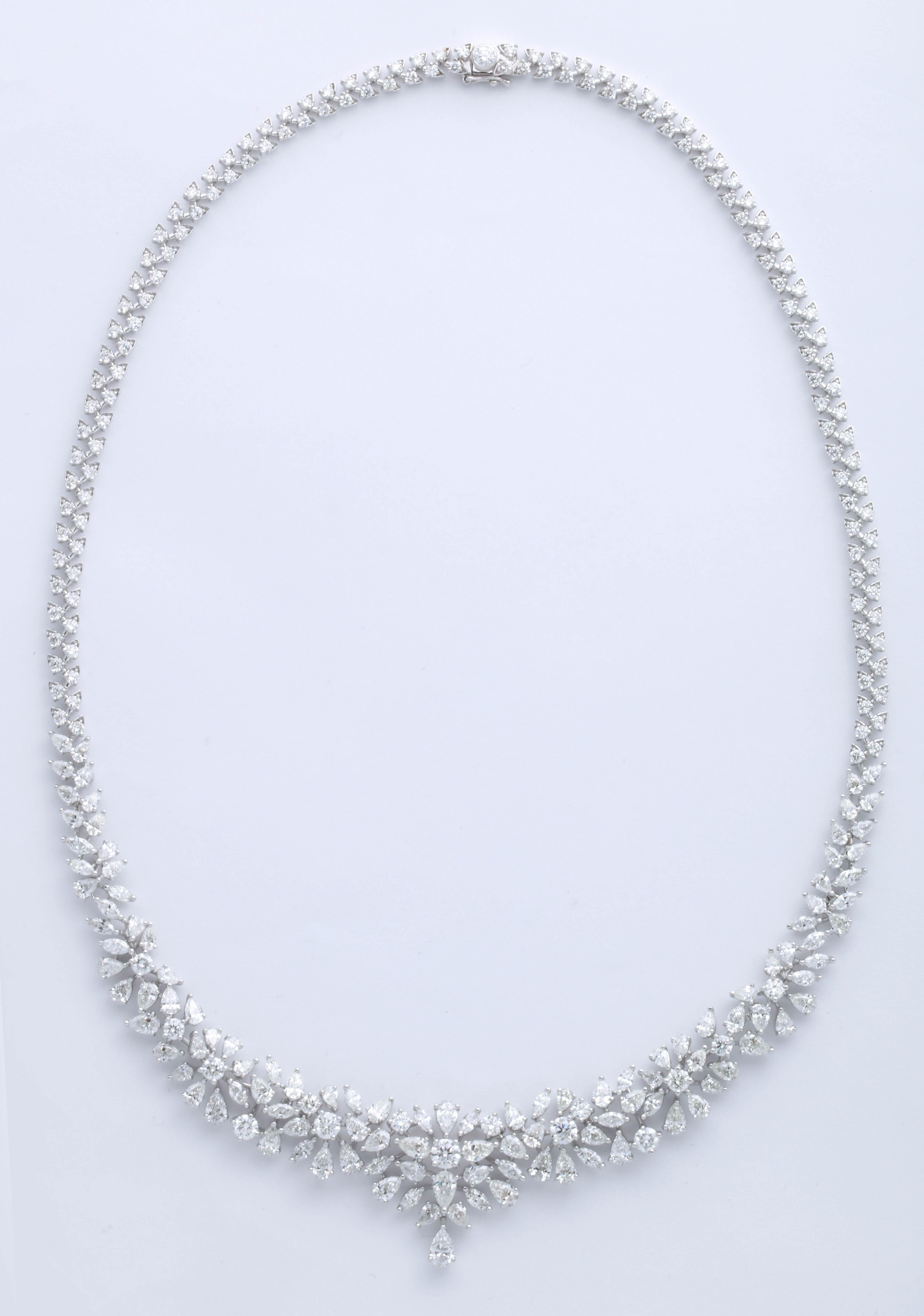 
Un'impressionante collana di diamanti.

20,12 carati di diamanti rotondi, a pera e a marquise incastonati in oro bianco 18 carati. 

Progettato per abbinarsi a pezzi simili della tua collezione. 

