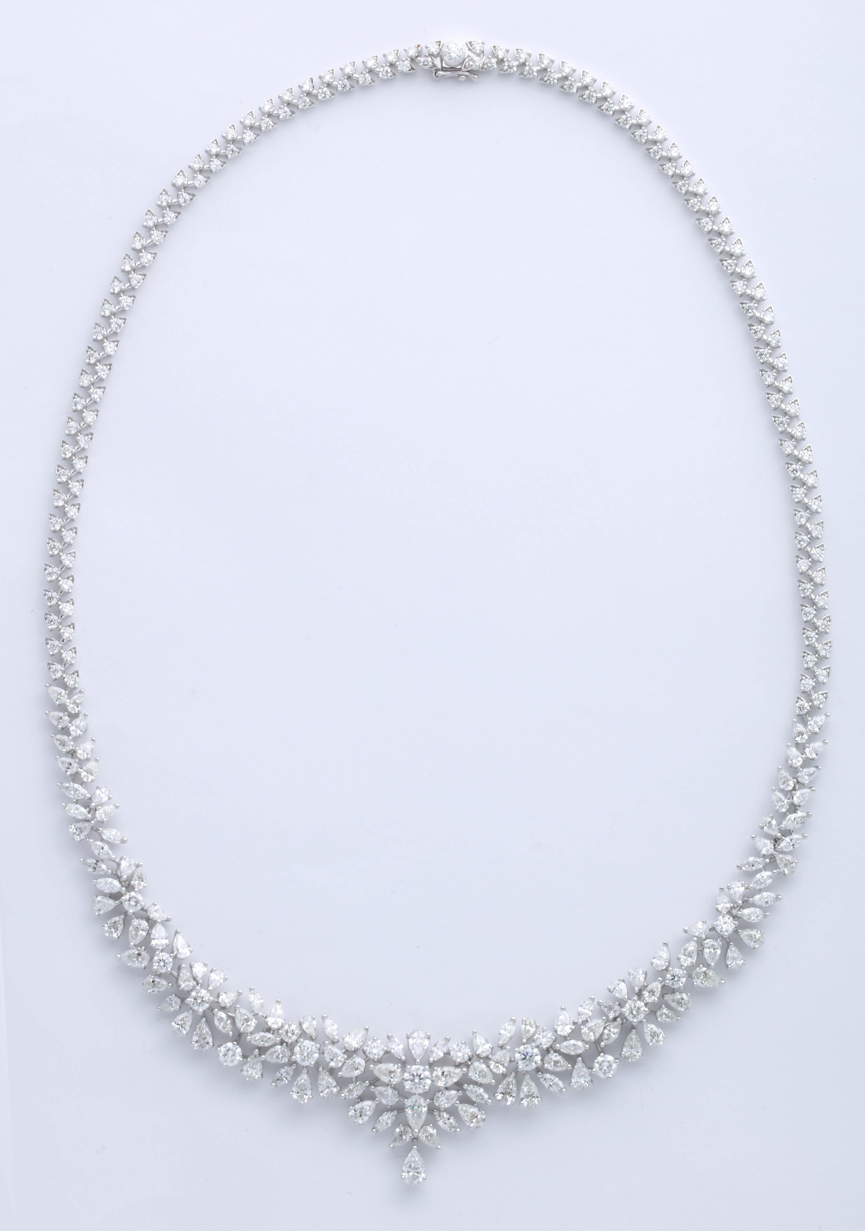 
Un impressionnant collier de diamants.

20,12 carats de diamants de forme ronde, poire et marquise sertis en or blanc 18 carats. 

Conçu pour compléter les pièces similaires de la collection. 

