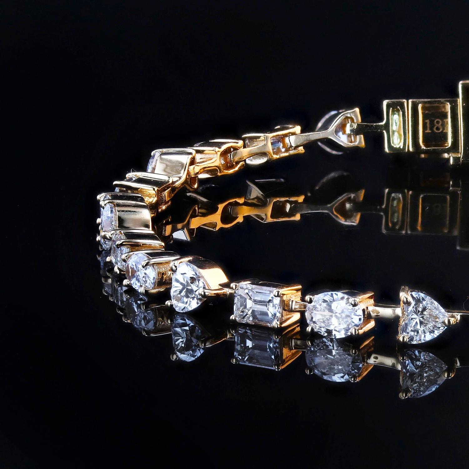 Einzelheiten:
- 7,98 Karat hochwertiger Fancy-Diamanten in verschiedenen Formen
- gefasst in 18k Gelbgold
- 16