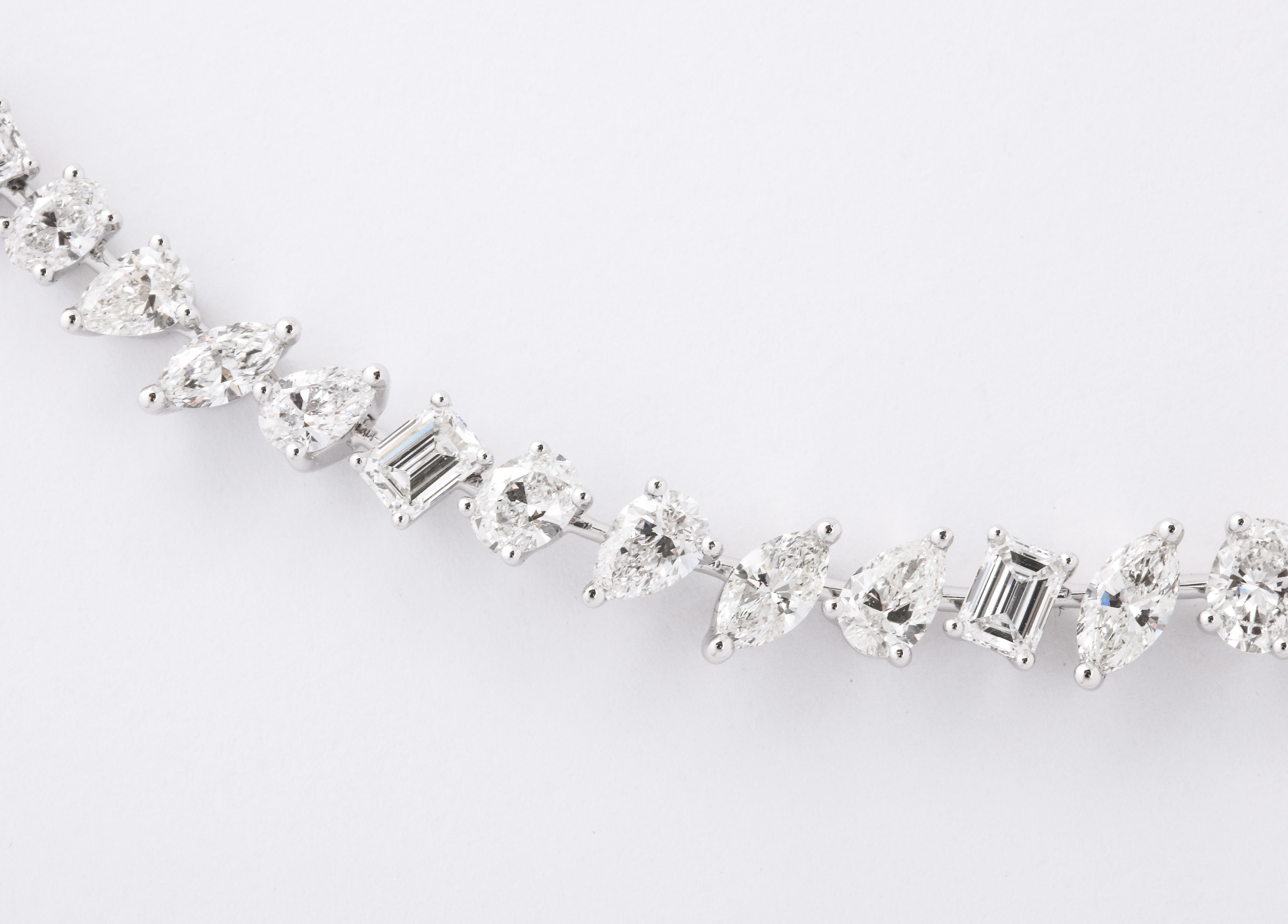 Halskette mit Diamanten in verschiedenen Formen (Smaragdschliff) im Angebot