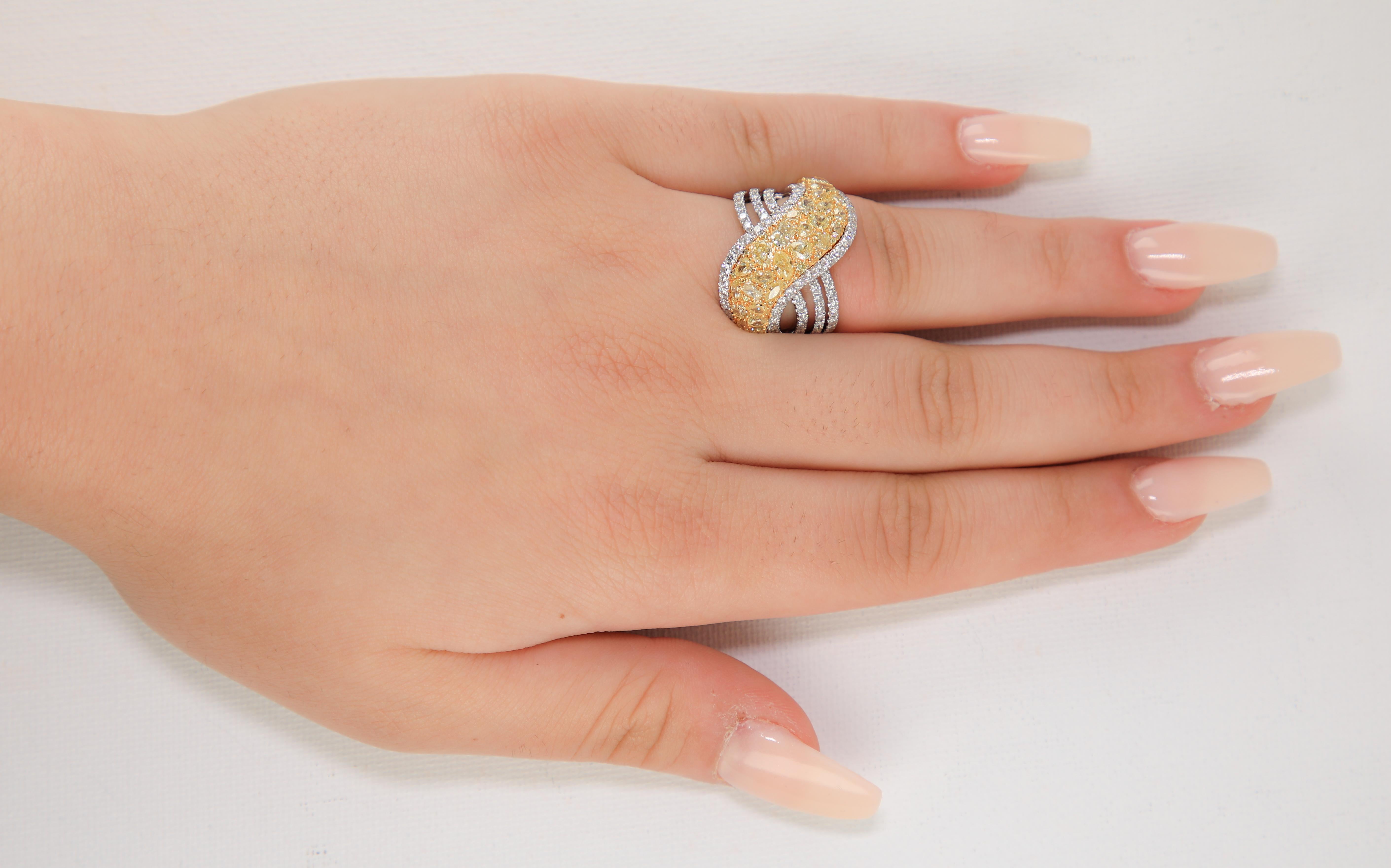 Anello con diamante giallo e bianco a forma multipla da 4,0 carati in oro 18 carati
Fantastico anello bypass incrociato con diamanti in oro bianco e giallo 18 ct. incastonati con diverse forme di diamanti gialli fantasia composti da forme a pera,