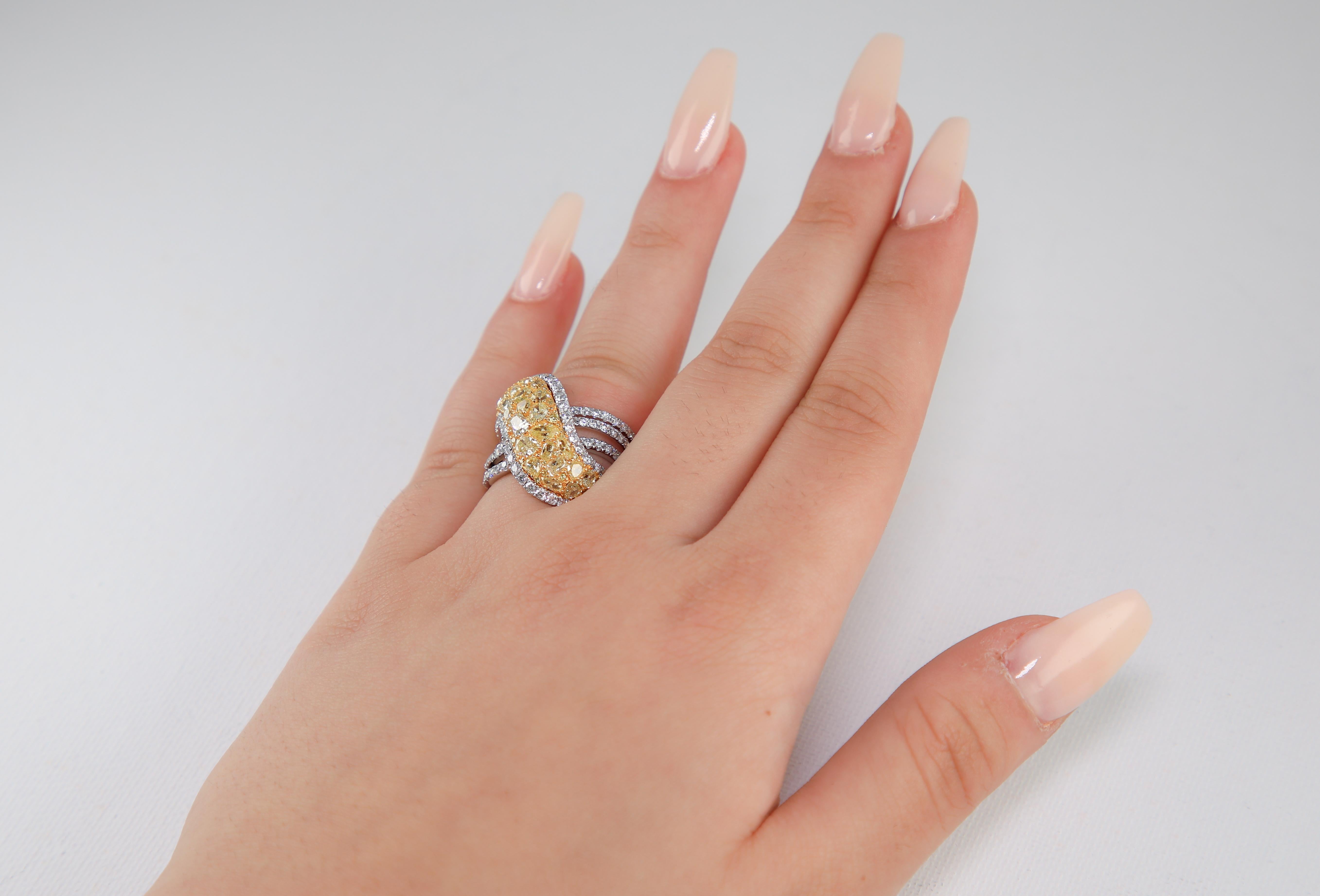 Taglio brillante Anello Fancy Multi Shape con diamante giallo e diamante bianco da 4,0 carati in oro 18 carati in vendita