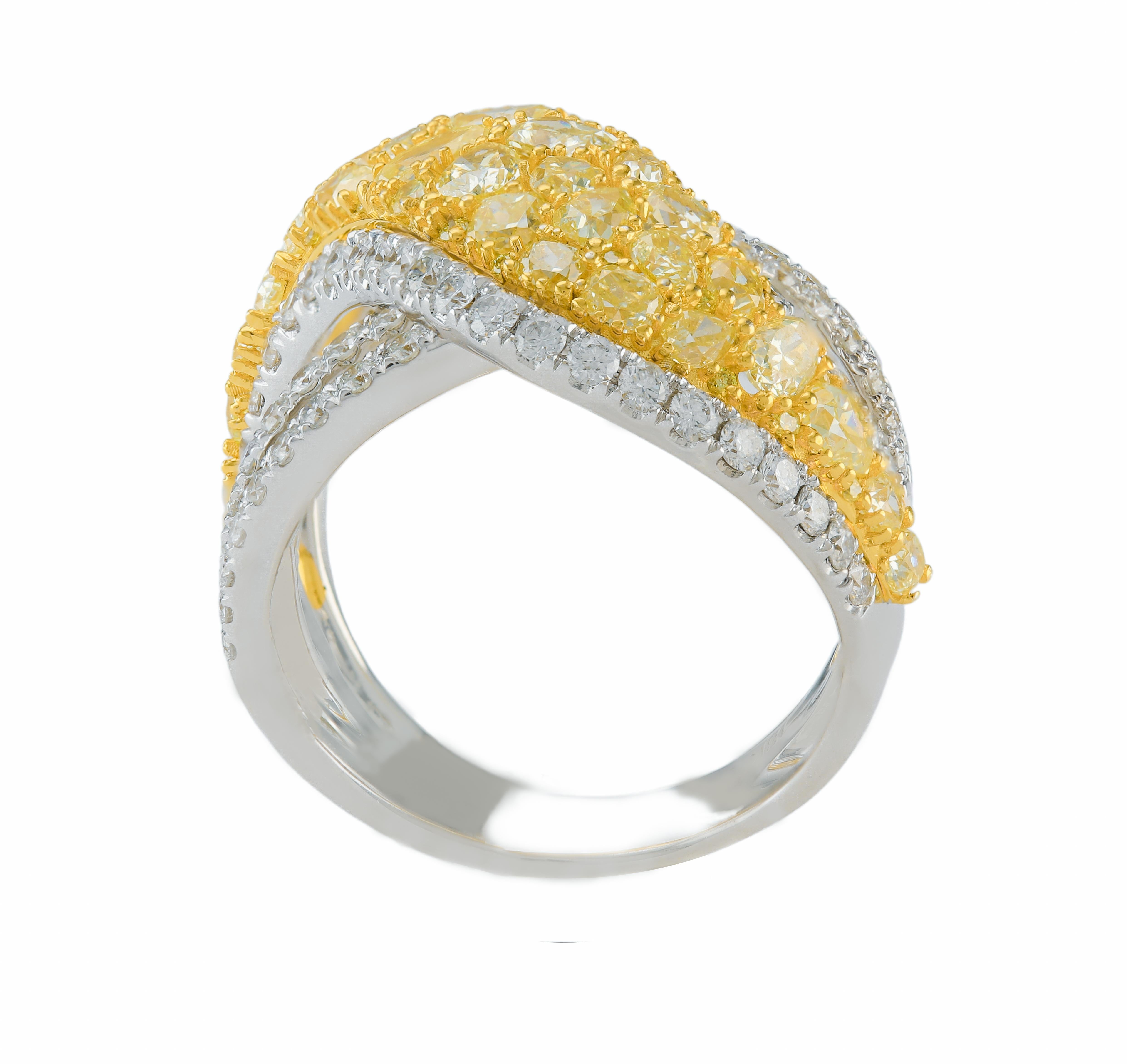 Anello Fancy Multi Shape con diamante giallo e diamante bianco da 4,0 carati in oro 18 carati In condizioni Nuovo in vendita a Great Neck, NY