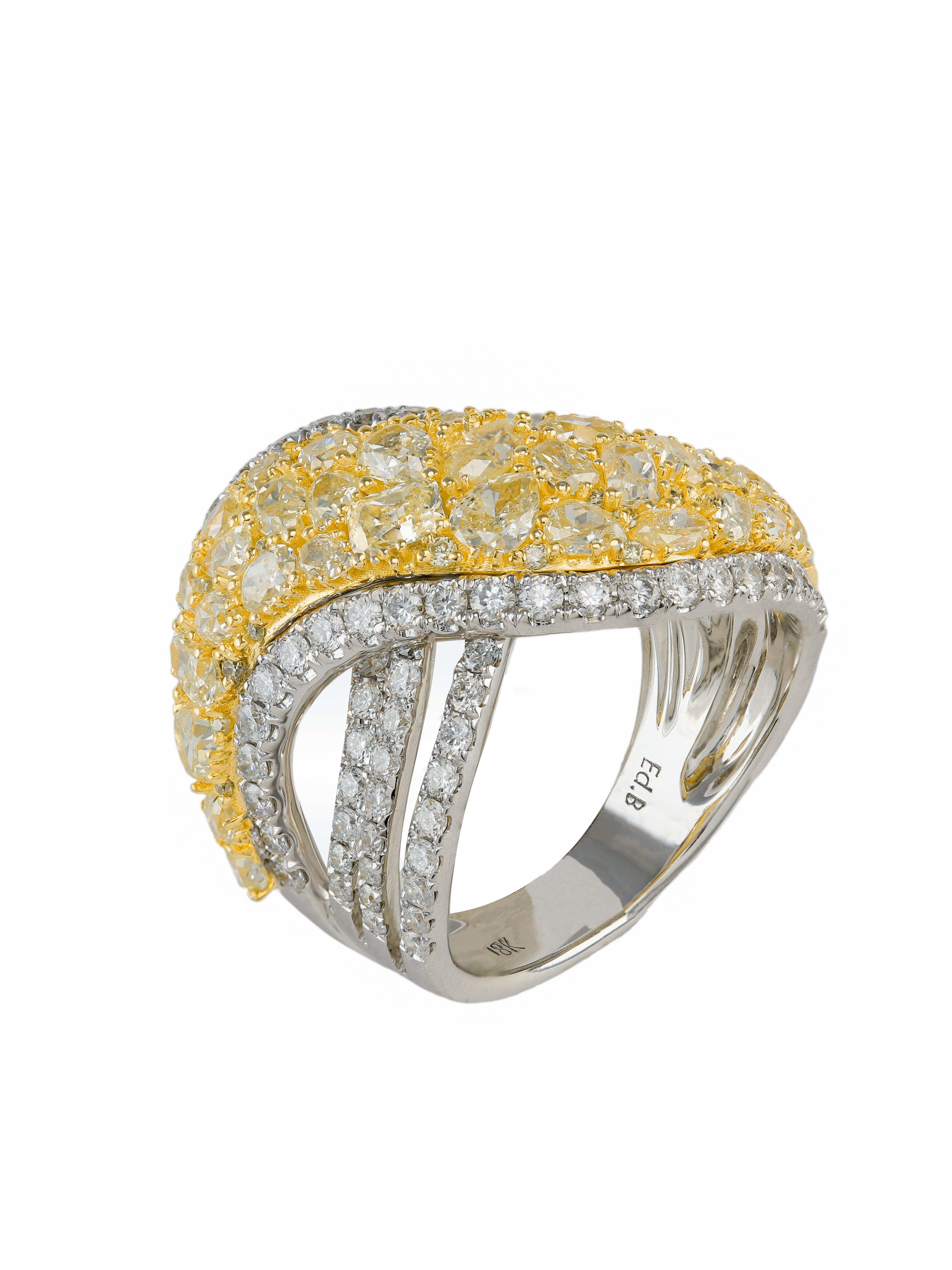 Donna Anello Fancy Multi Shape con diamante giallo e diamante bianco da 4,0 carati in oro 18 carati in vendita