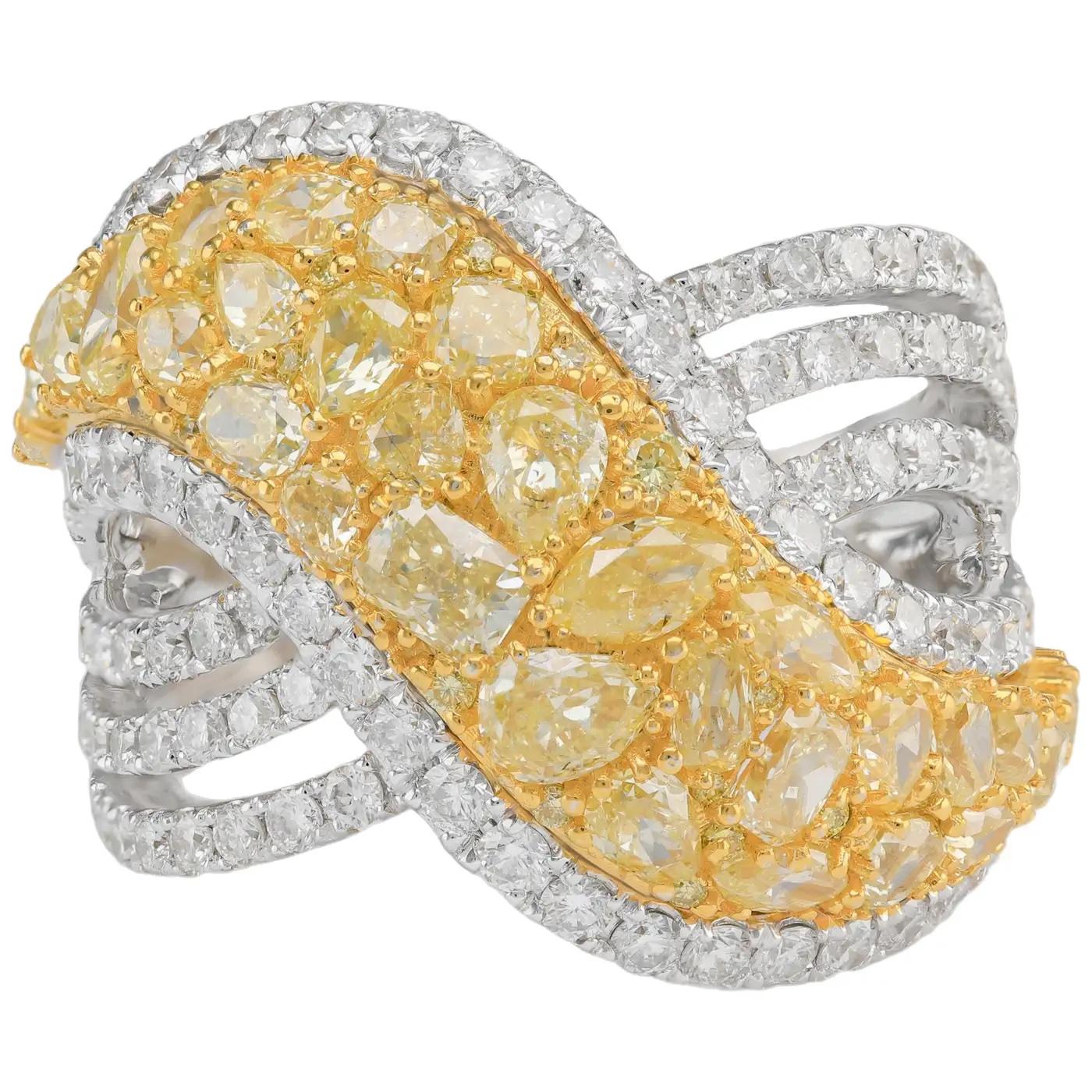 Une célébration éblouissante de la couleur, de la coupe et de l'artisanat, cette extraordinaire bague en or 18 carats présente une riche mosaïque de diamants jaunes et blancs de fantaisie totalisant environ 4,0 carats. Conçue dans un style